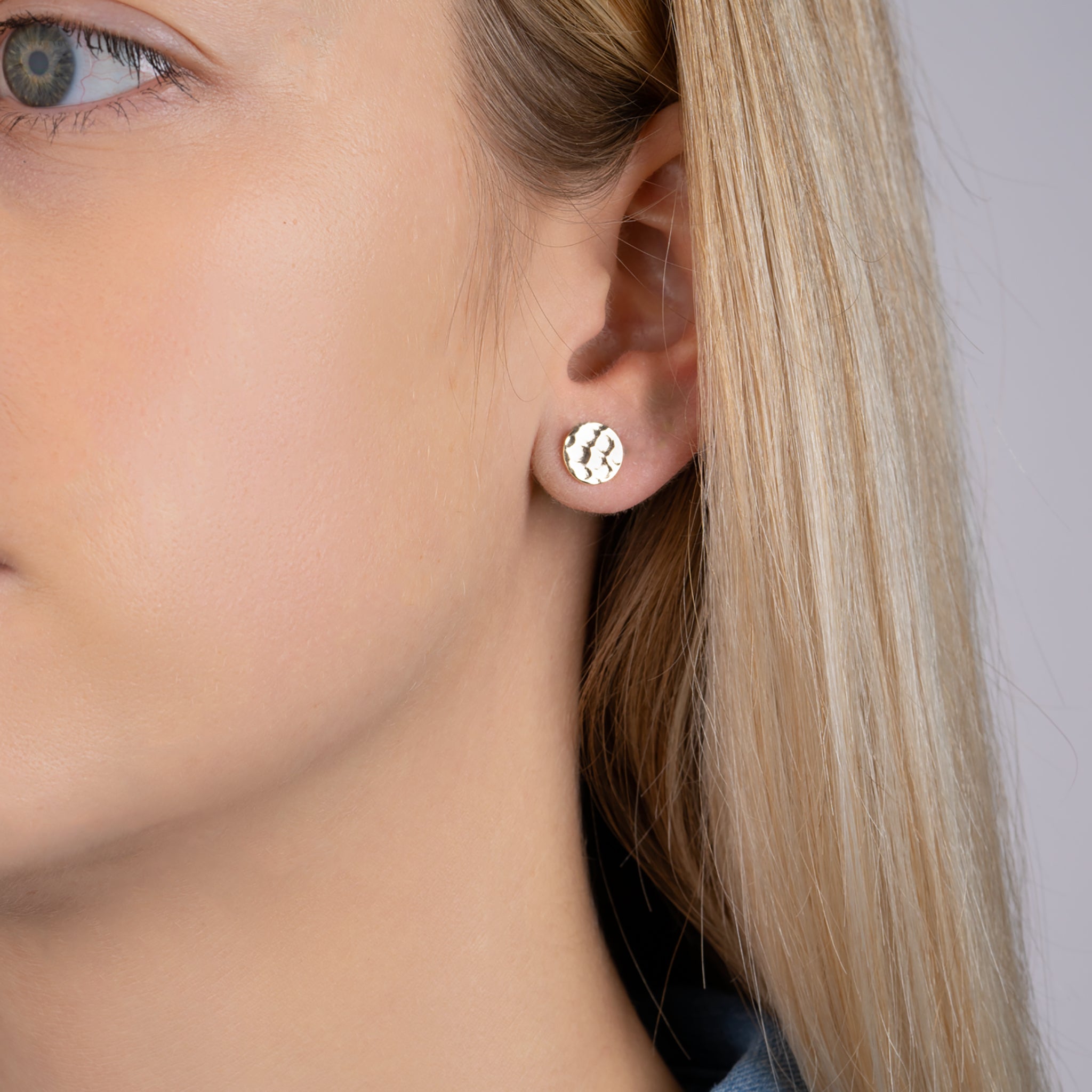 Puces d'oreilles Lenka en plaqué or 18K, finition martelée, bijou élégant et intemporel Joyamada.