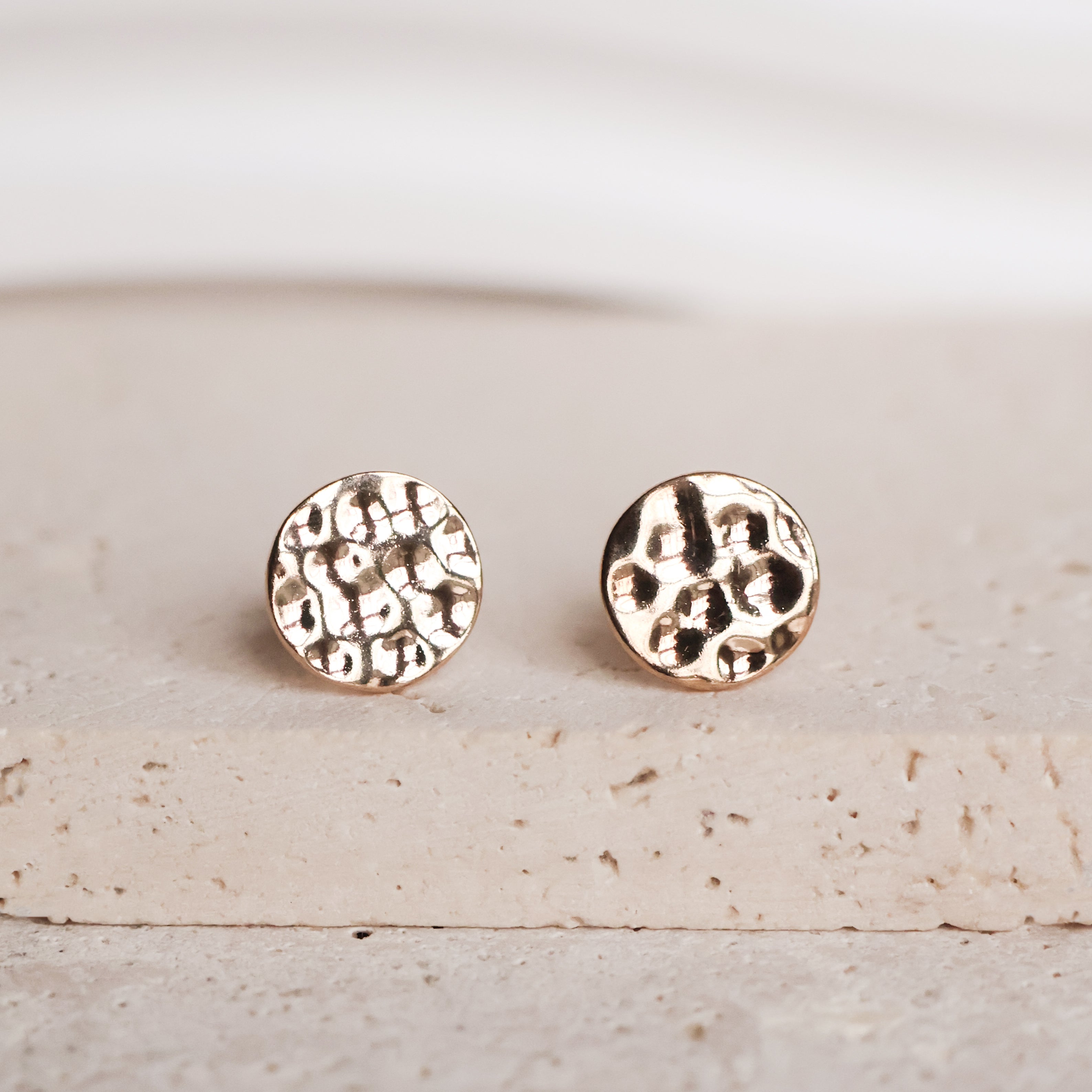 Puces d'oreilles Lenka en plaqué or 18K, finition martelée, bijou élégant et intemporel Joyamada.