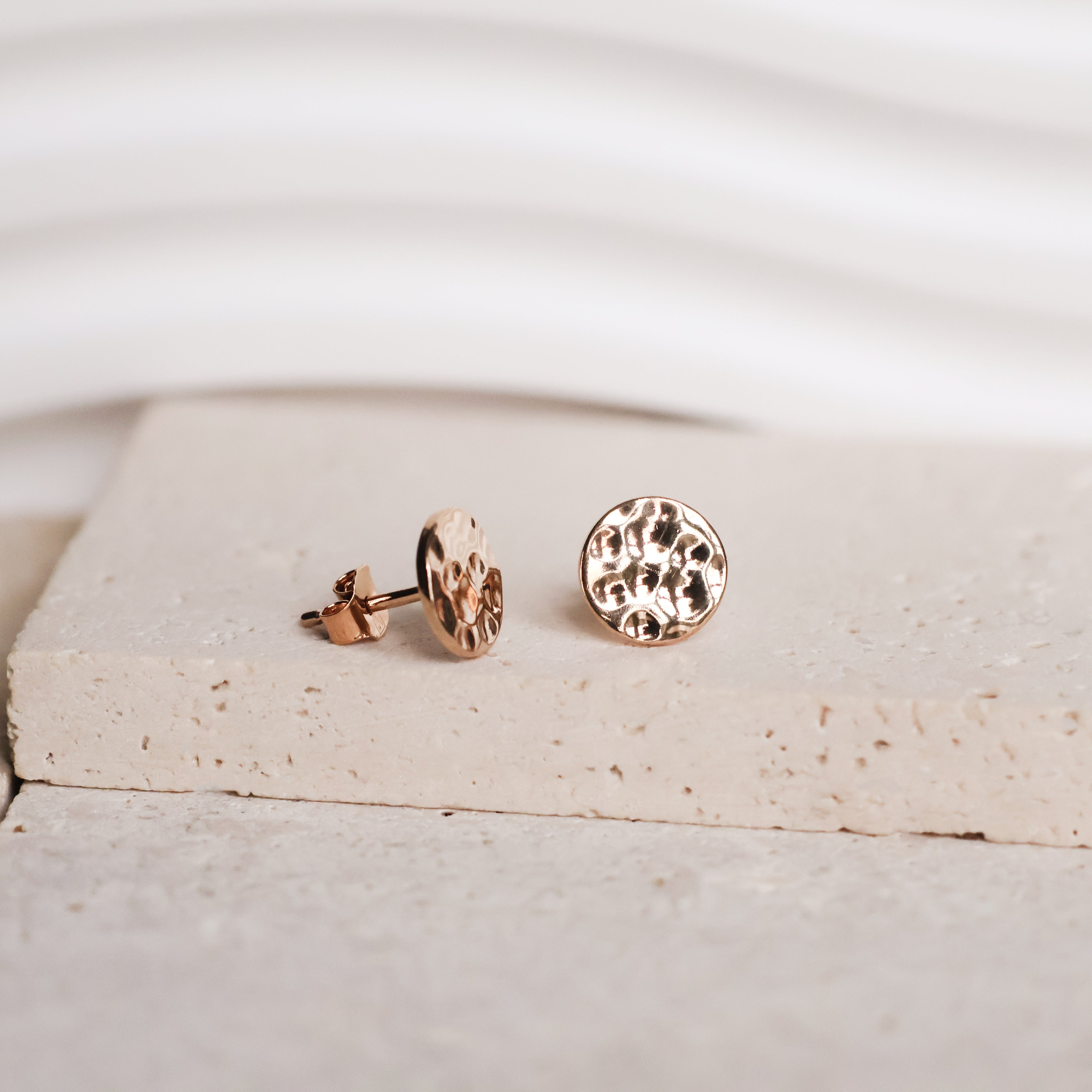 Puces d'oreilles Lenka en plaqué or 18K, finition martelée, bijou élégant et intemporel Joyamada.