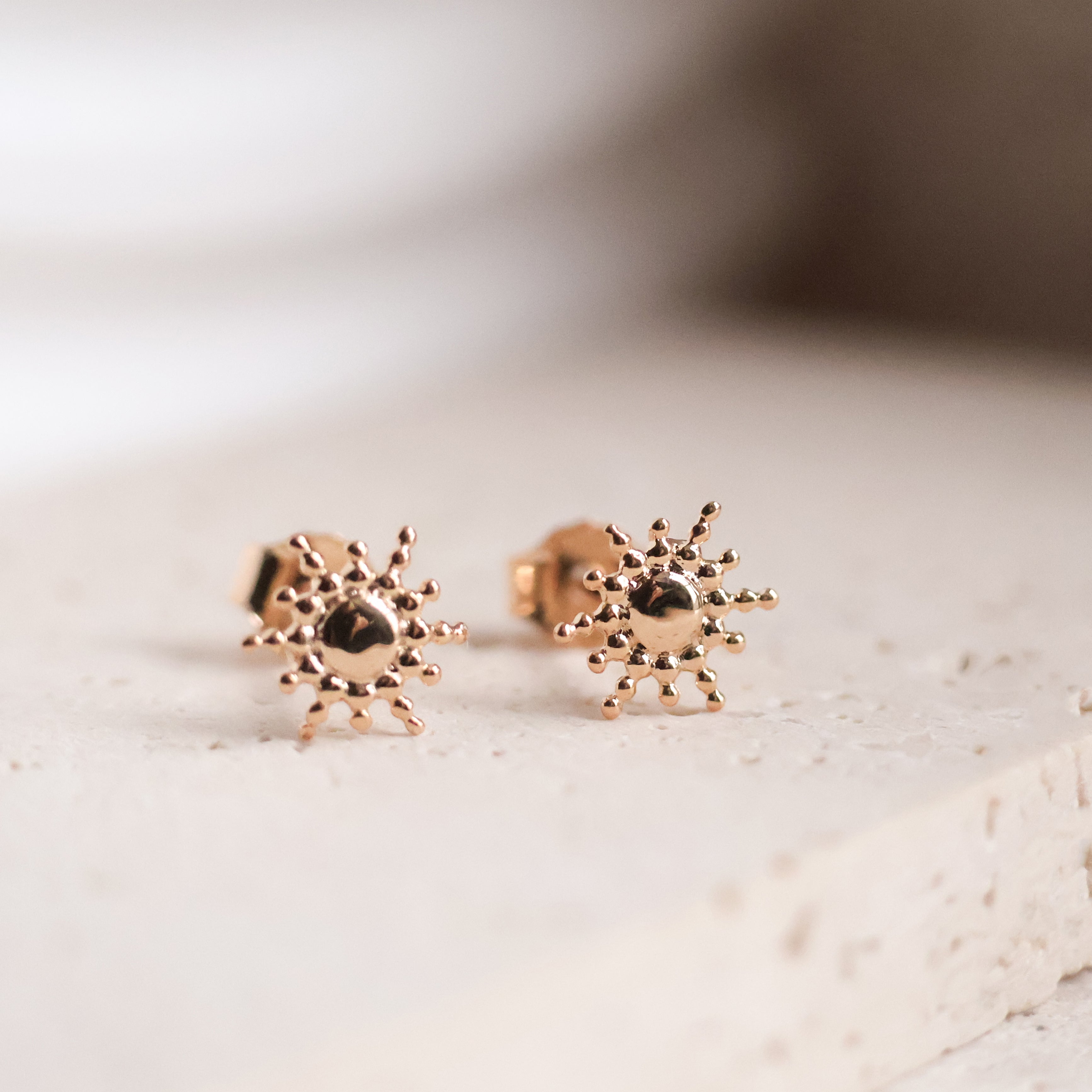 Boucles d'oreilles Paloma en plaqué or 18K, design soleil, bijou élégant et lumineux Joyamada.