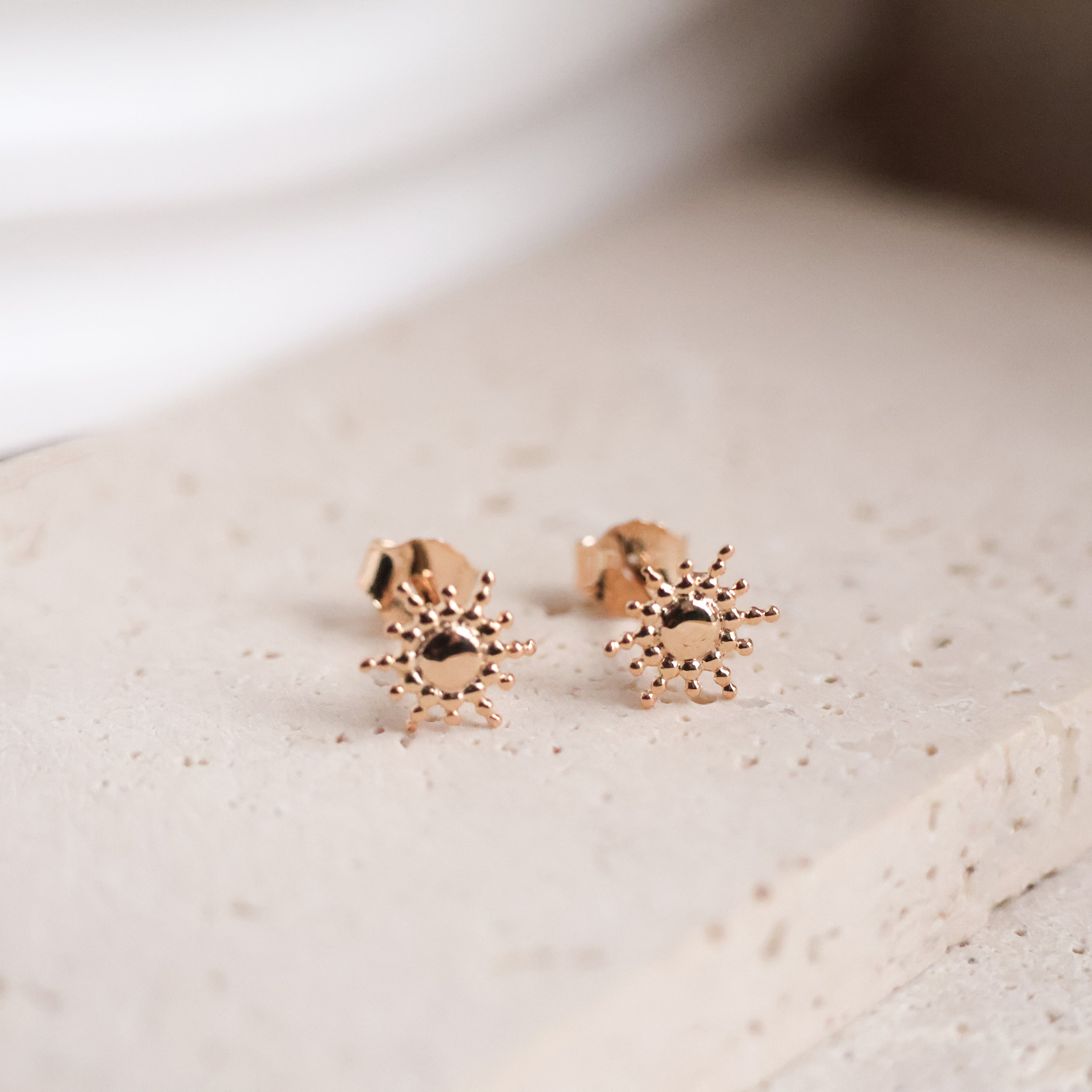 Boucles d'oreilles Paloma en plaqué or 18K, design soleil, bijou élégant et lumineux Joyamada.