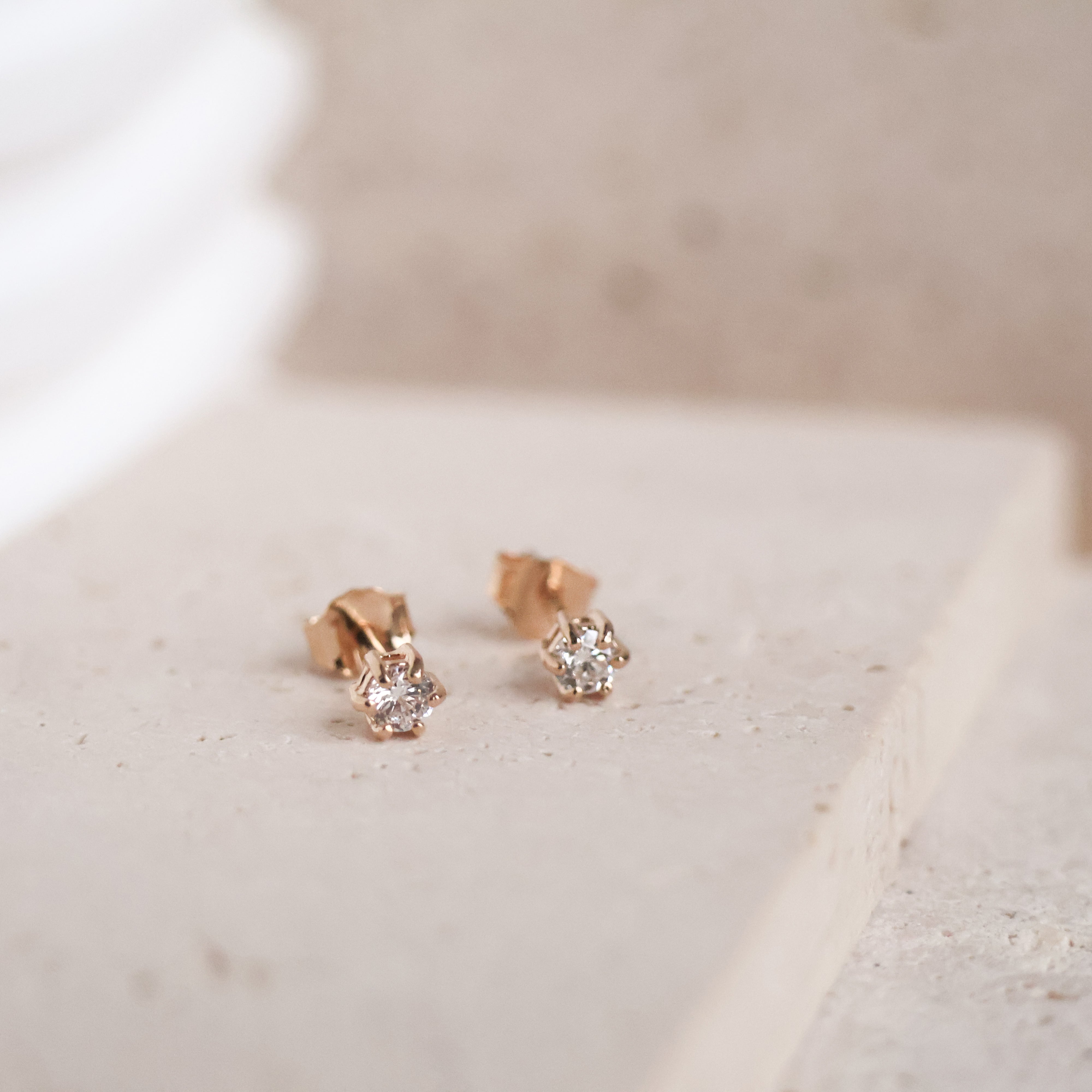 Boucles d'oreilles Soline en plaqué or 18K, oxydes de zirconium, intemporelles, disponibles en 3, 4, 5mm Joyamada.