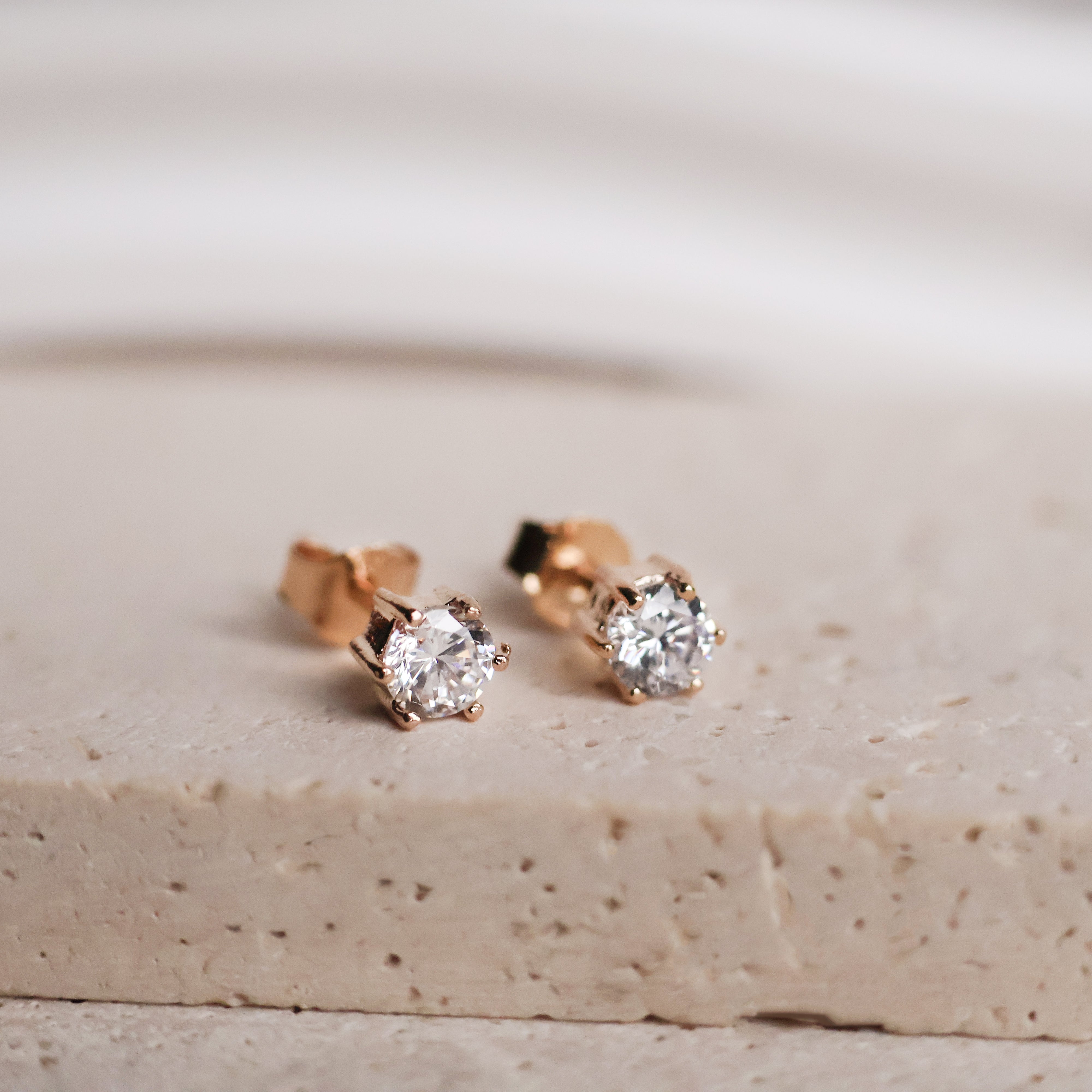 Boucles d'oreilles Soline en plaqué or 18K, oxydes de zirconium, intemporelles, disponibles en 3, 4, 5mm Joyamada.