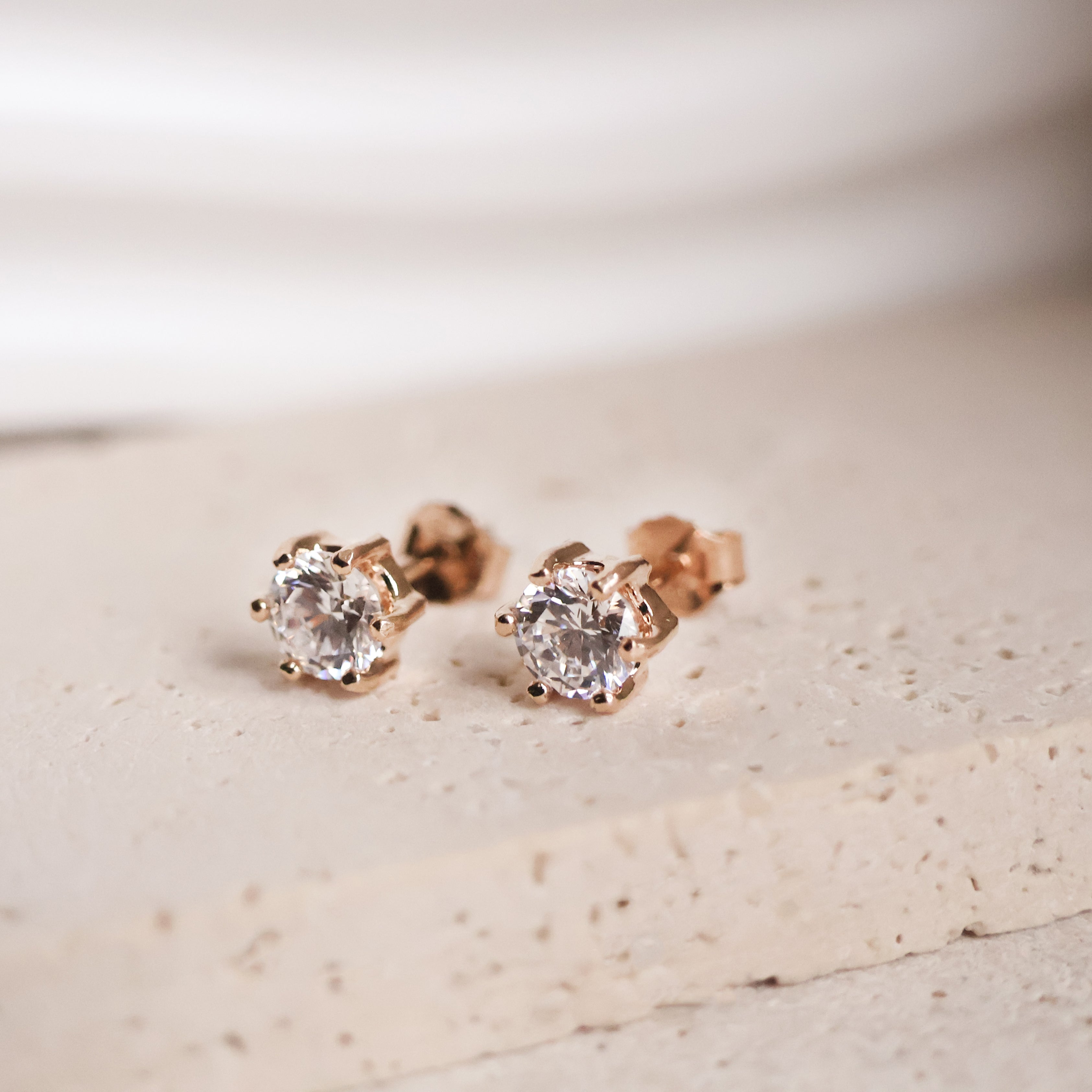 Boucles d'oreilles Soline en plaqué or 18K, oxydes de zirconium, intemporelles, disponibles en 3, 4, 5mm Joyamada.