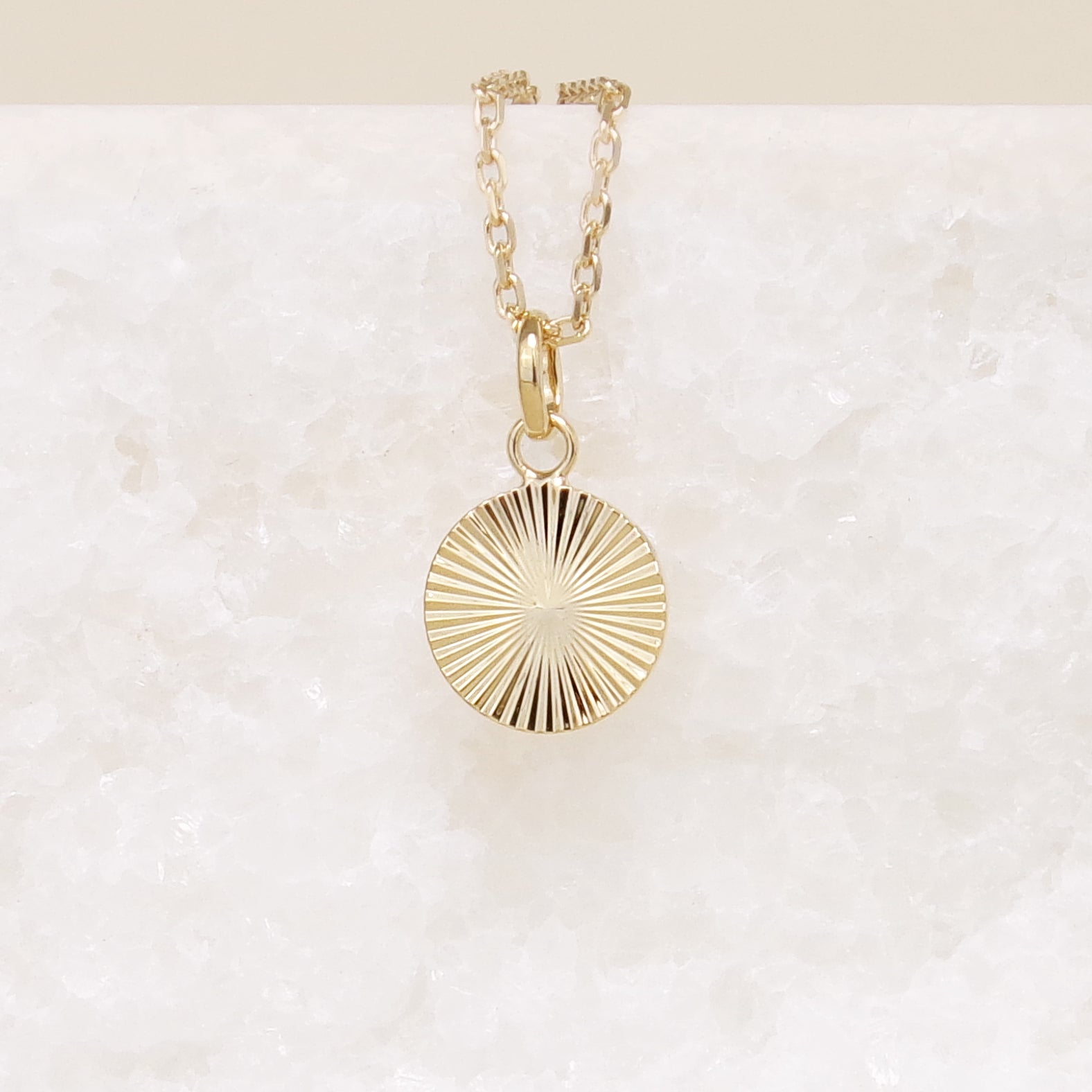 Cassiopeia charm 10mm striated gold-plated