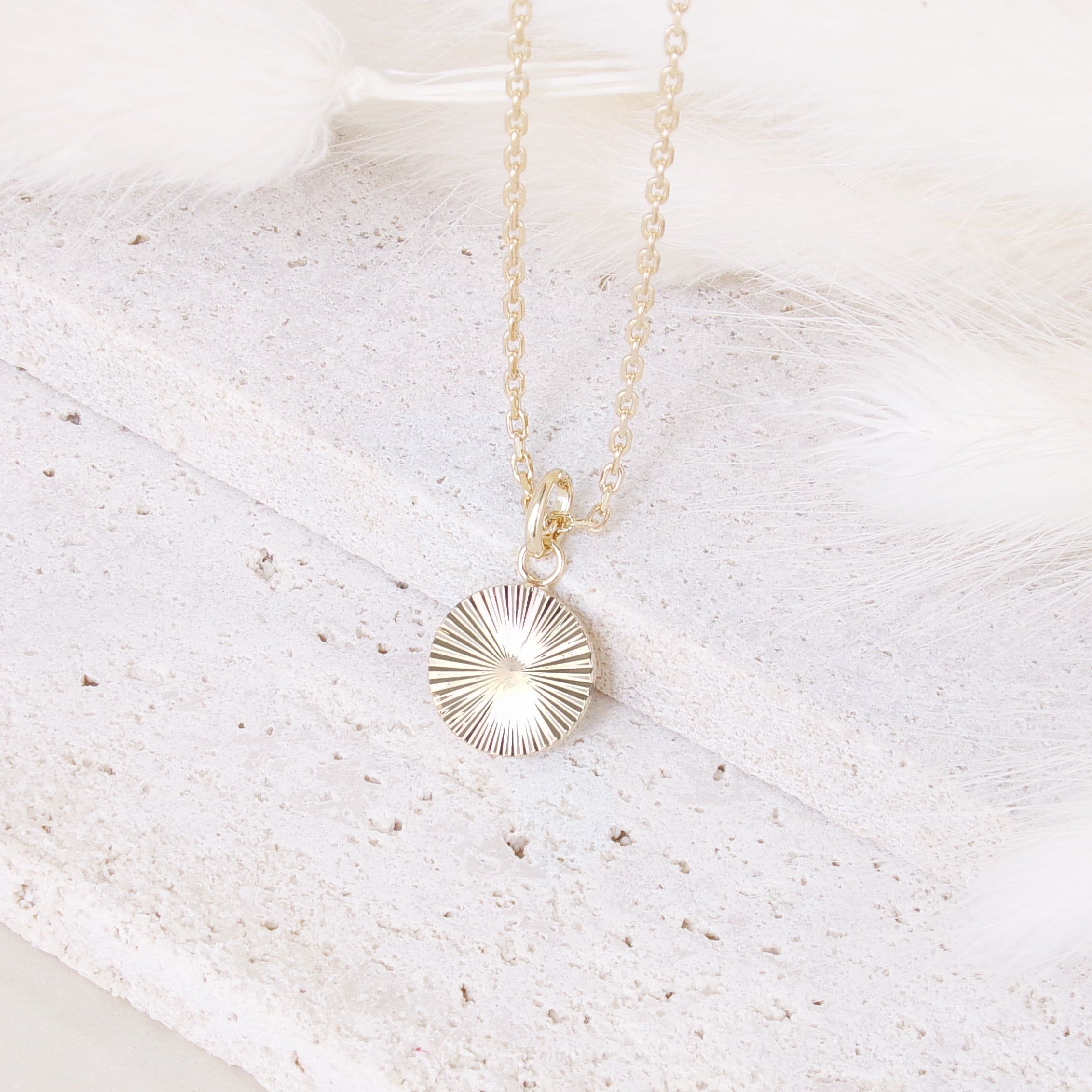 Cassiopeia charm 10mm striated gold-plated