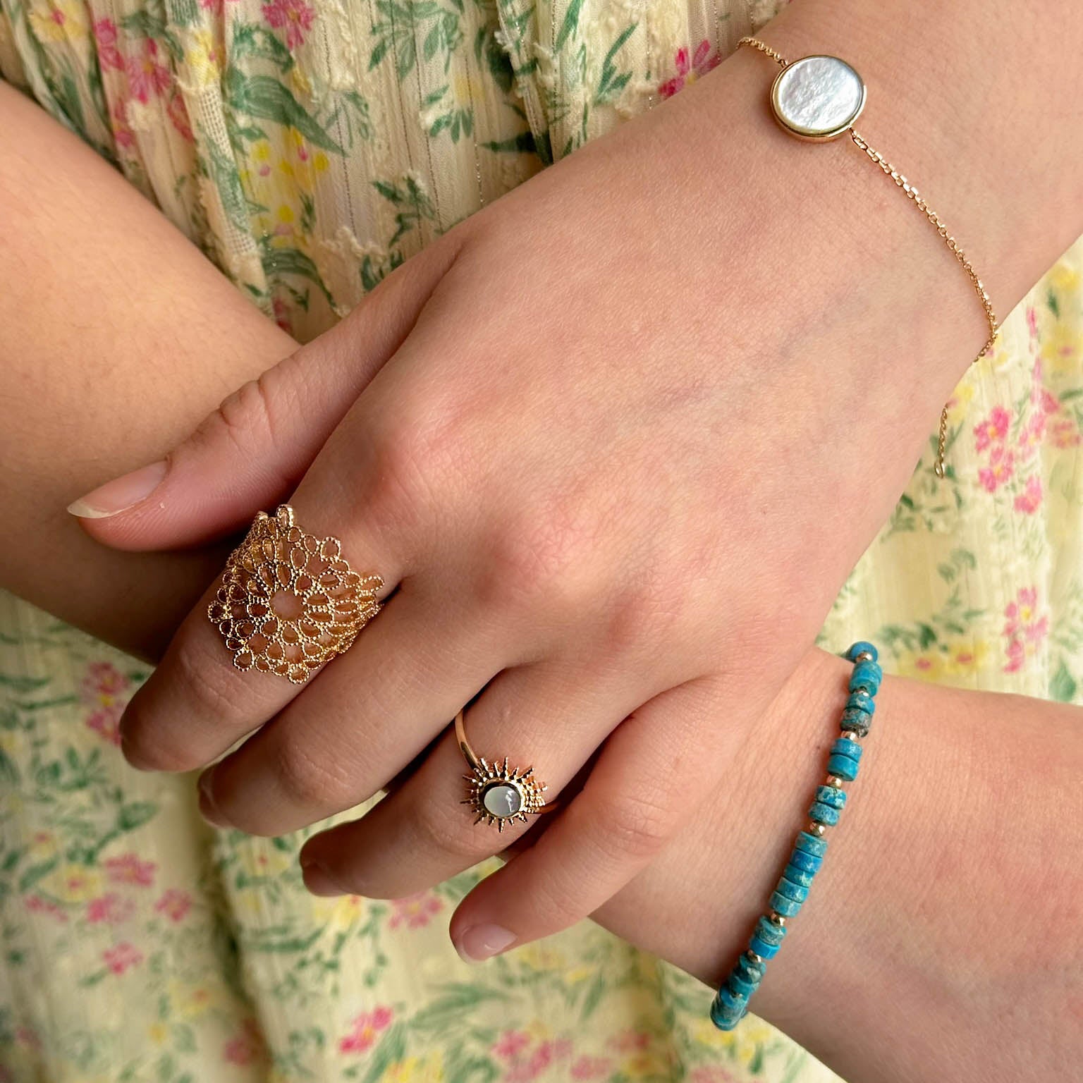 Suki bracelet 18cm with 14mm mother-of-pearl medal gold-plated to engrave