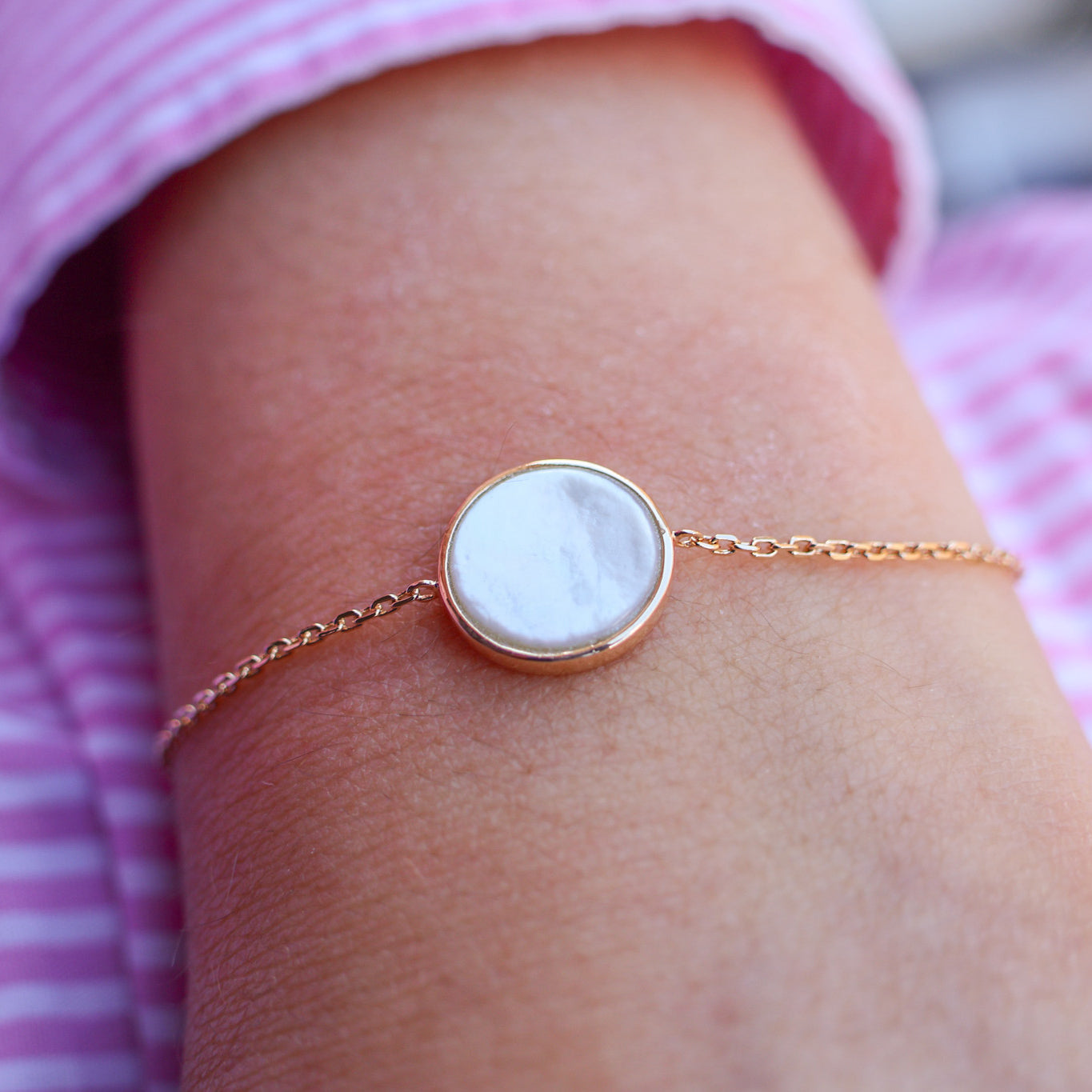 Suki bracelet 18cm with 14mm mother-of-pearl medal gold-plated to engrave