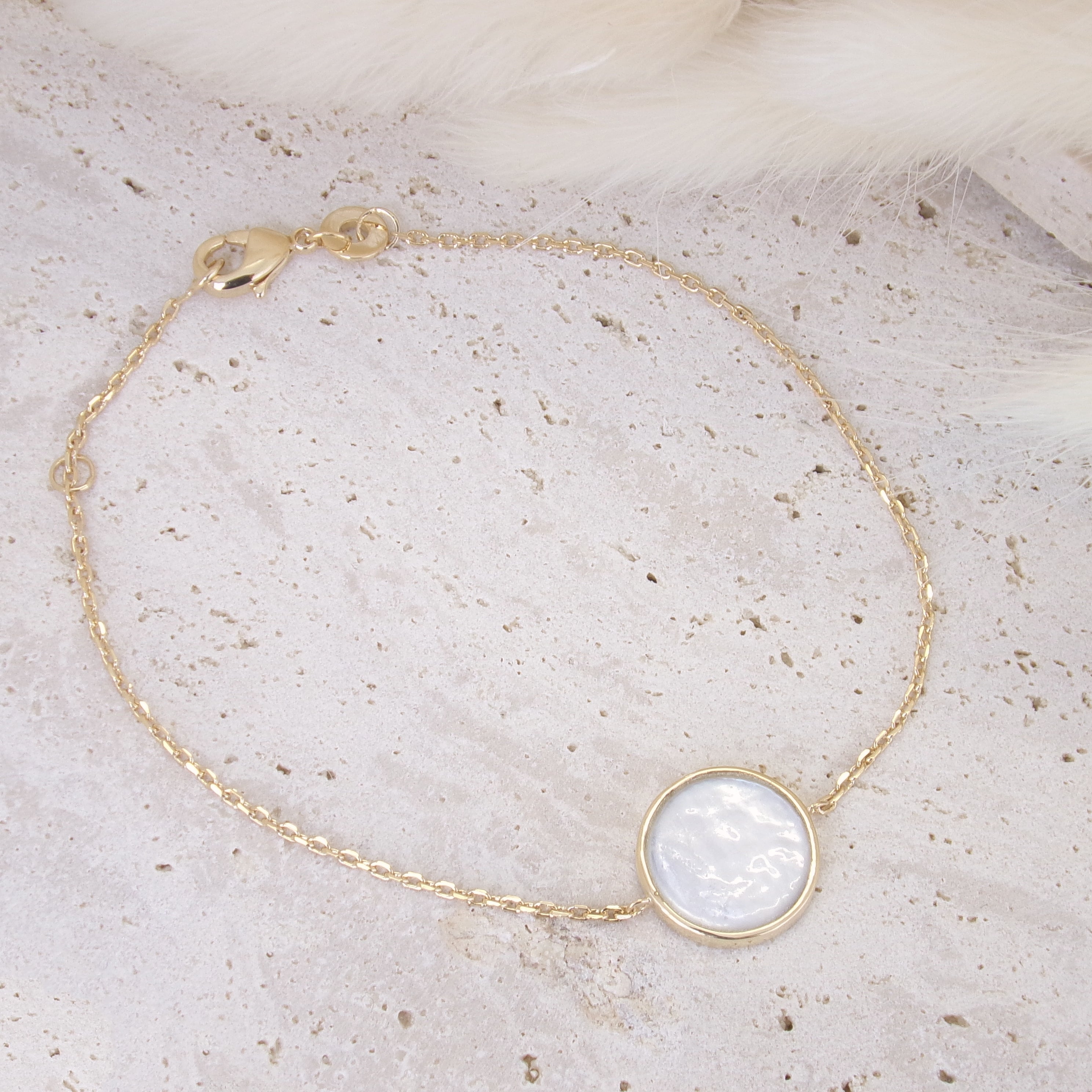 Suki bracelet 18cm with 14mm mother-of-pearl medal gold-plated to engrave