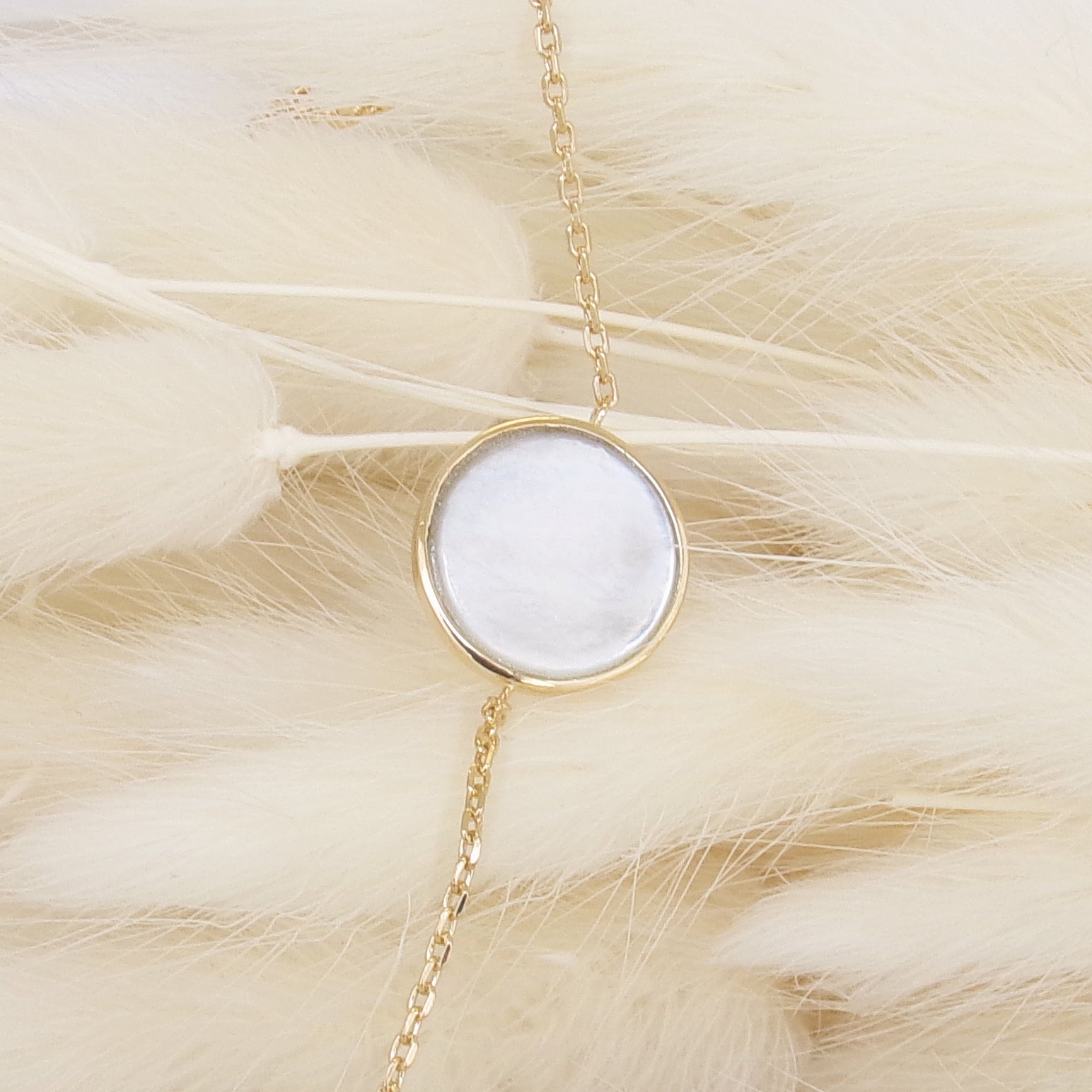 Suki bracelet 18cm with 14mm mother-of-pearl medal gold-plated to engrave