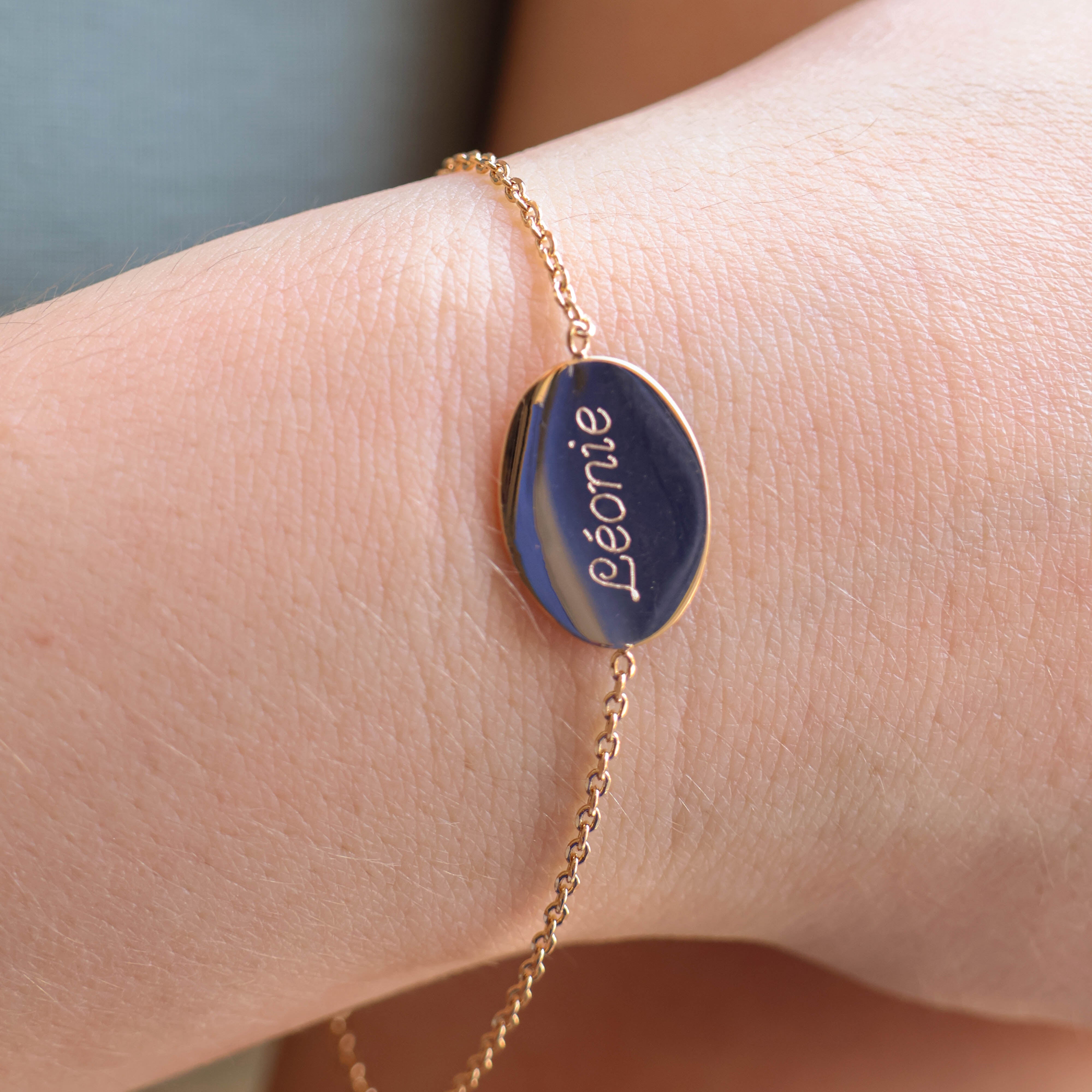 Bracelet Julia en plaqué or 18K, médaille ovale gravable, maille forçat fine, ajustable, bijou élégant et discret
