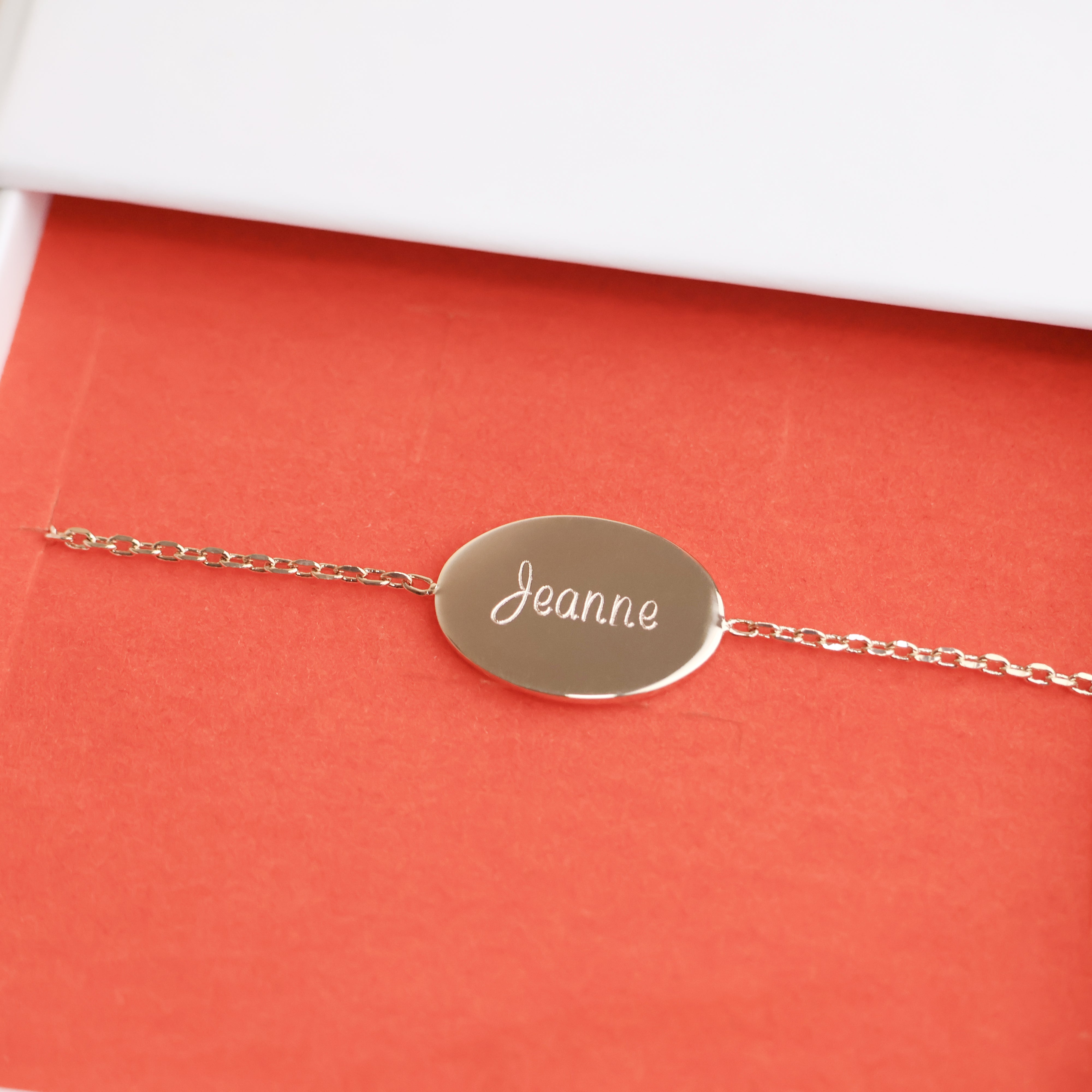 Bracelet Julia en plaqué or 18K, médaille ovale gravable, maille forçat fine, ajustable, bijou élégant et discret