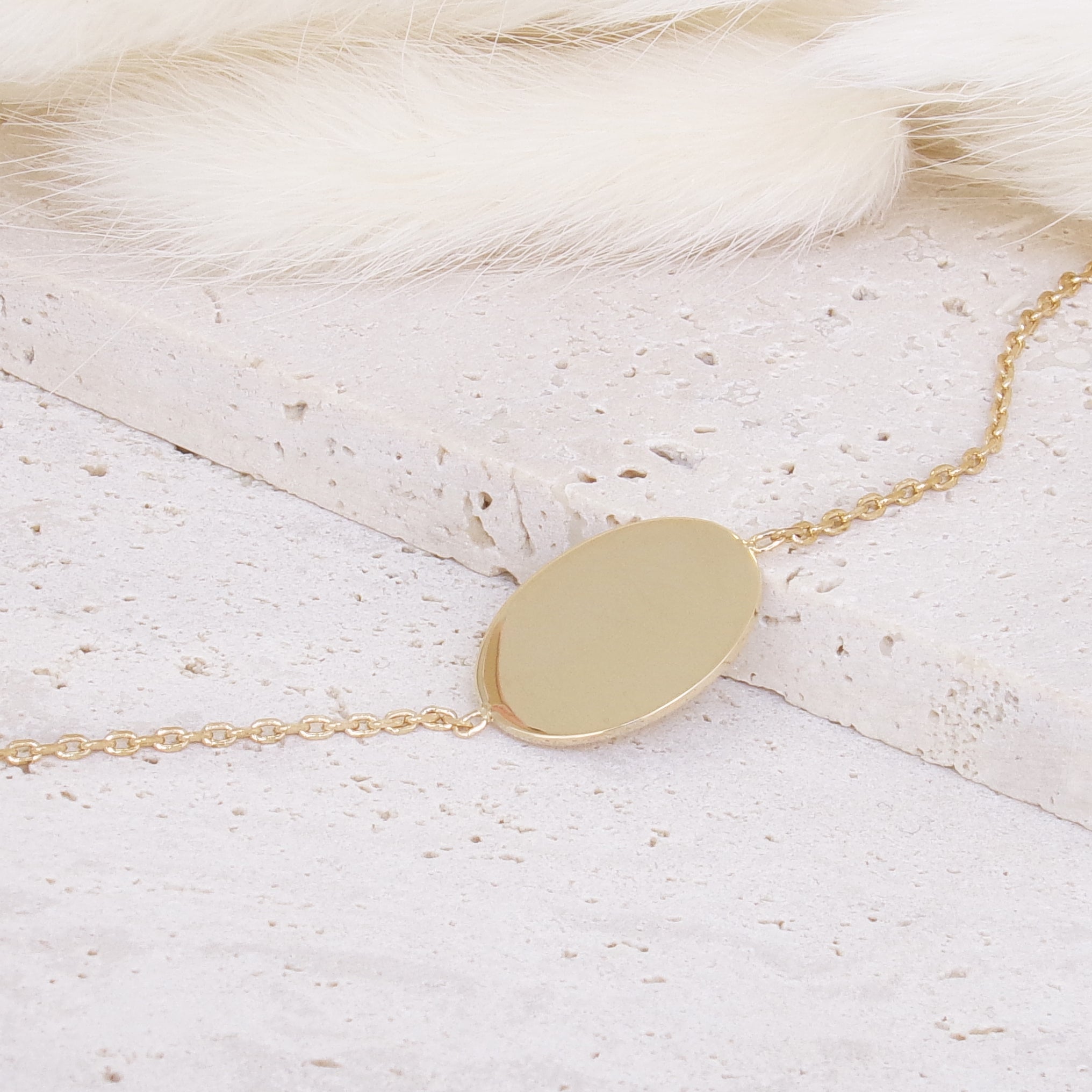 Bracelet Julia en plaqué or 18K, médaille ovale gravable, maille forçat fine, ajustable, bijou élégant et discret