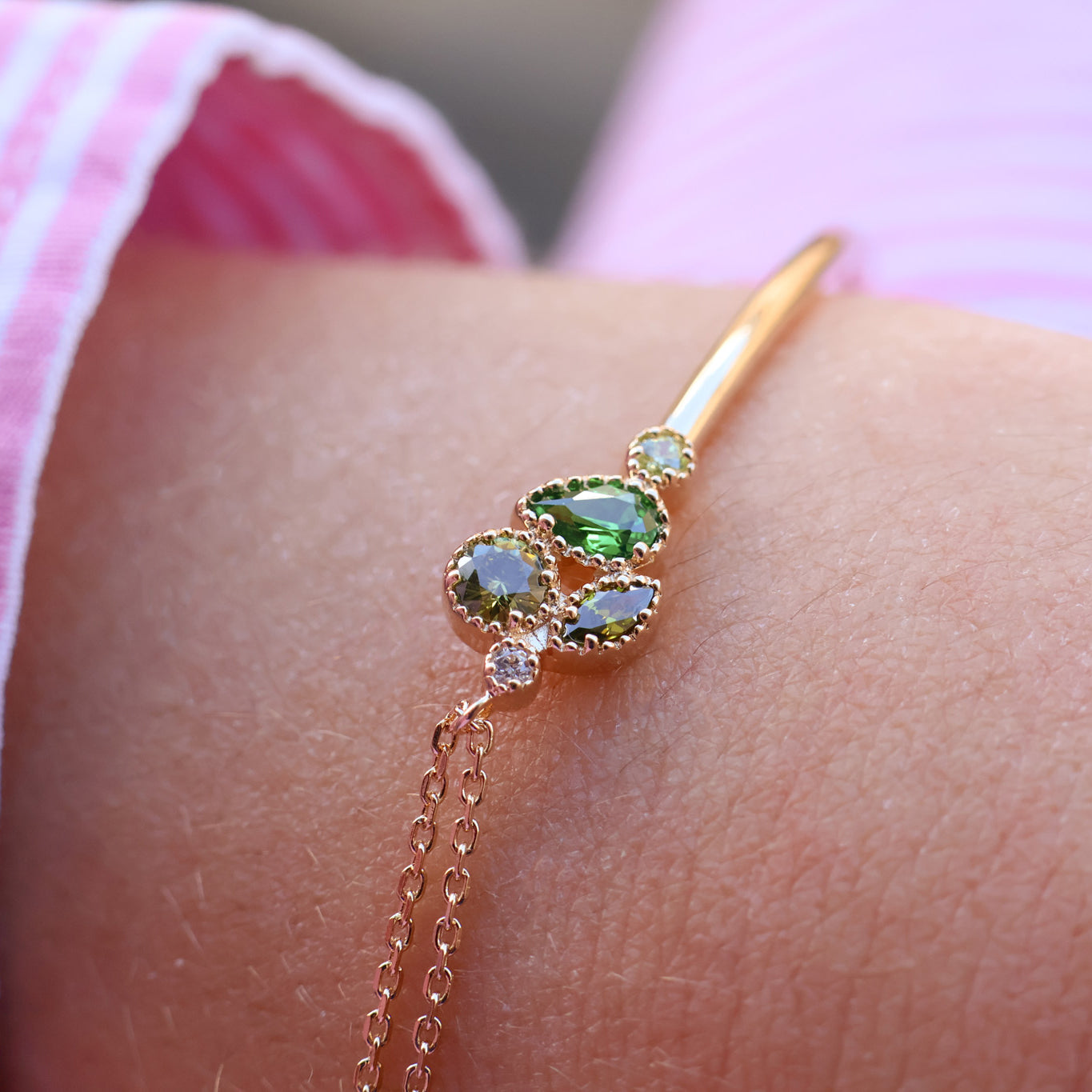 Bracelet Anya demi jonc chainette oxydes verts plaqué or