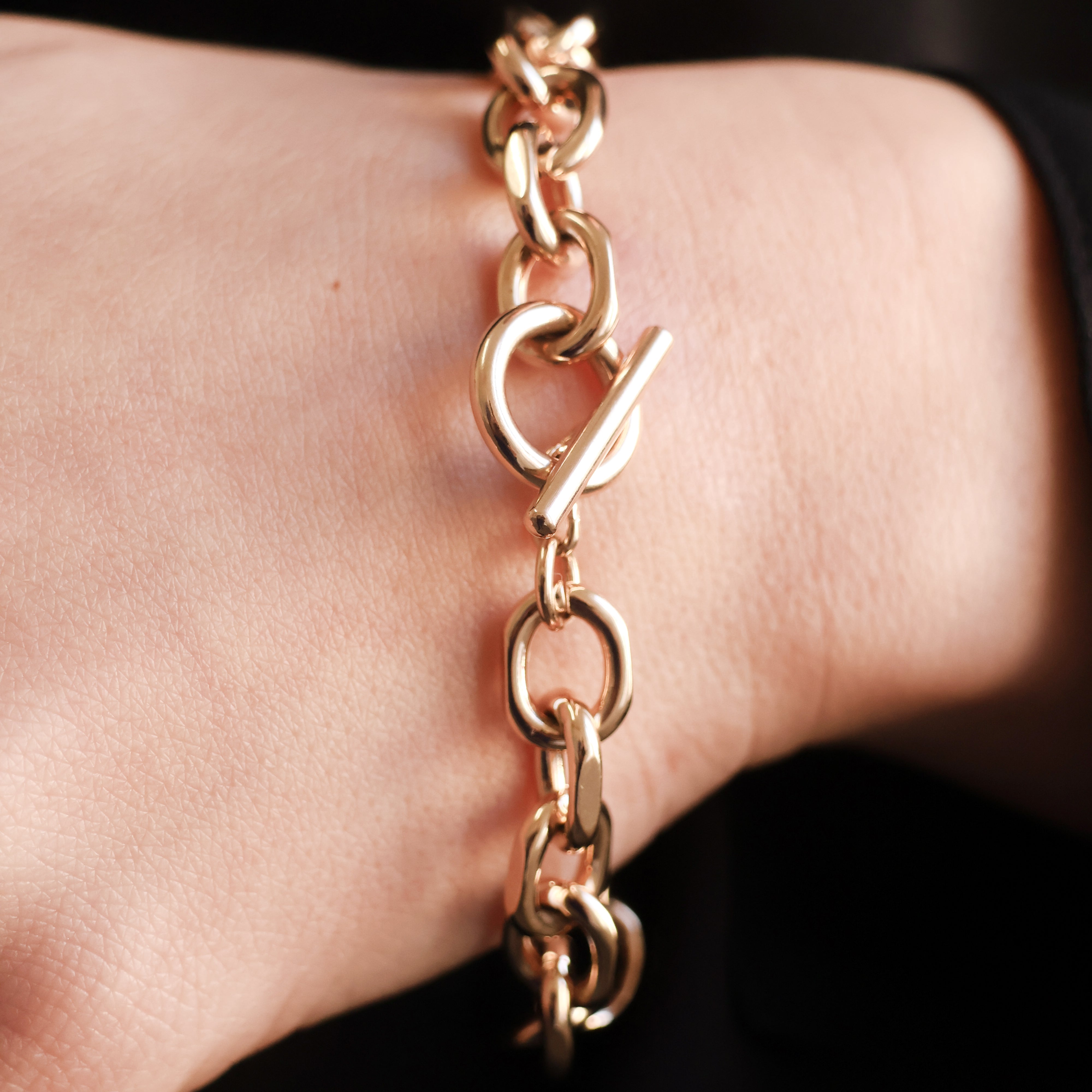 Bracelet Olga en plaqué or 18K, 19 cm, fermoir en T, maillons larges, personnalisable, bijou élégant Joyamada.