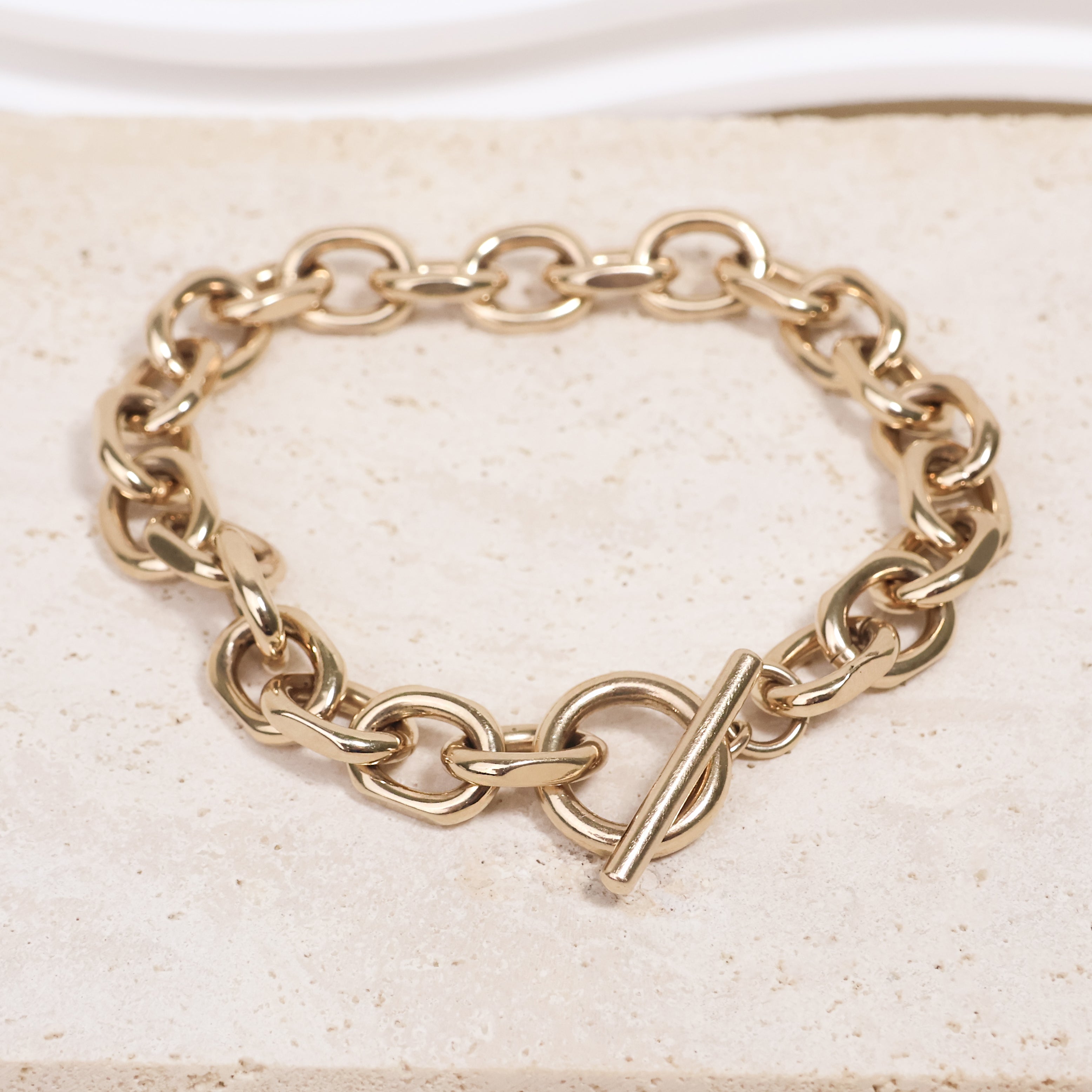 Bracelet Olga en plaqué or 18K, 19 cm, fermoir en T, maillons larges, personnalisable, bijou élégant Joyamada.