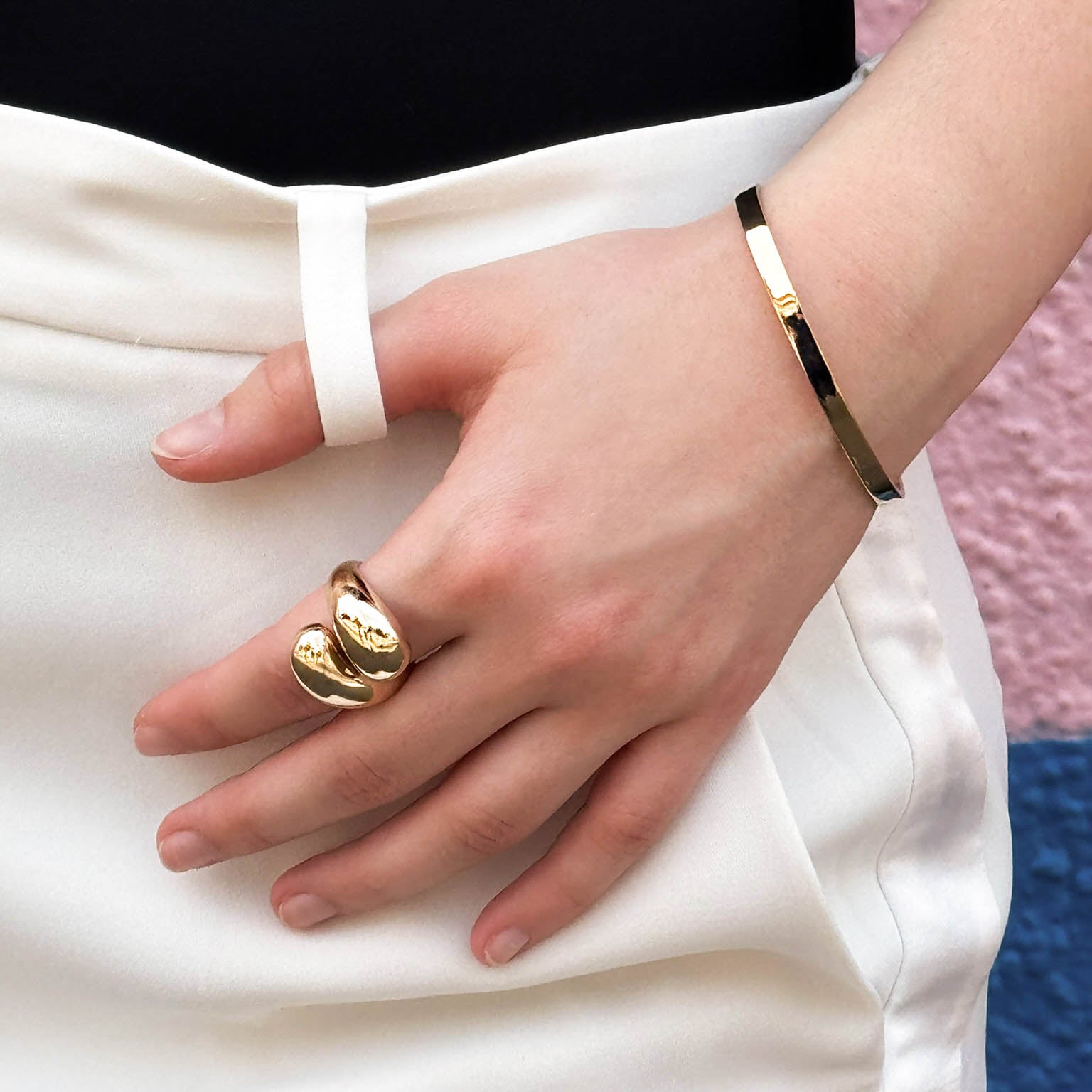 Akiko smooth open bangle bracelet gold-plated