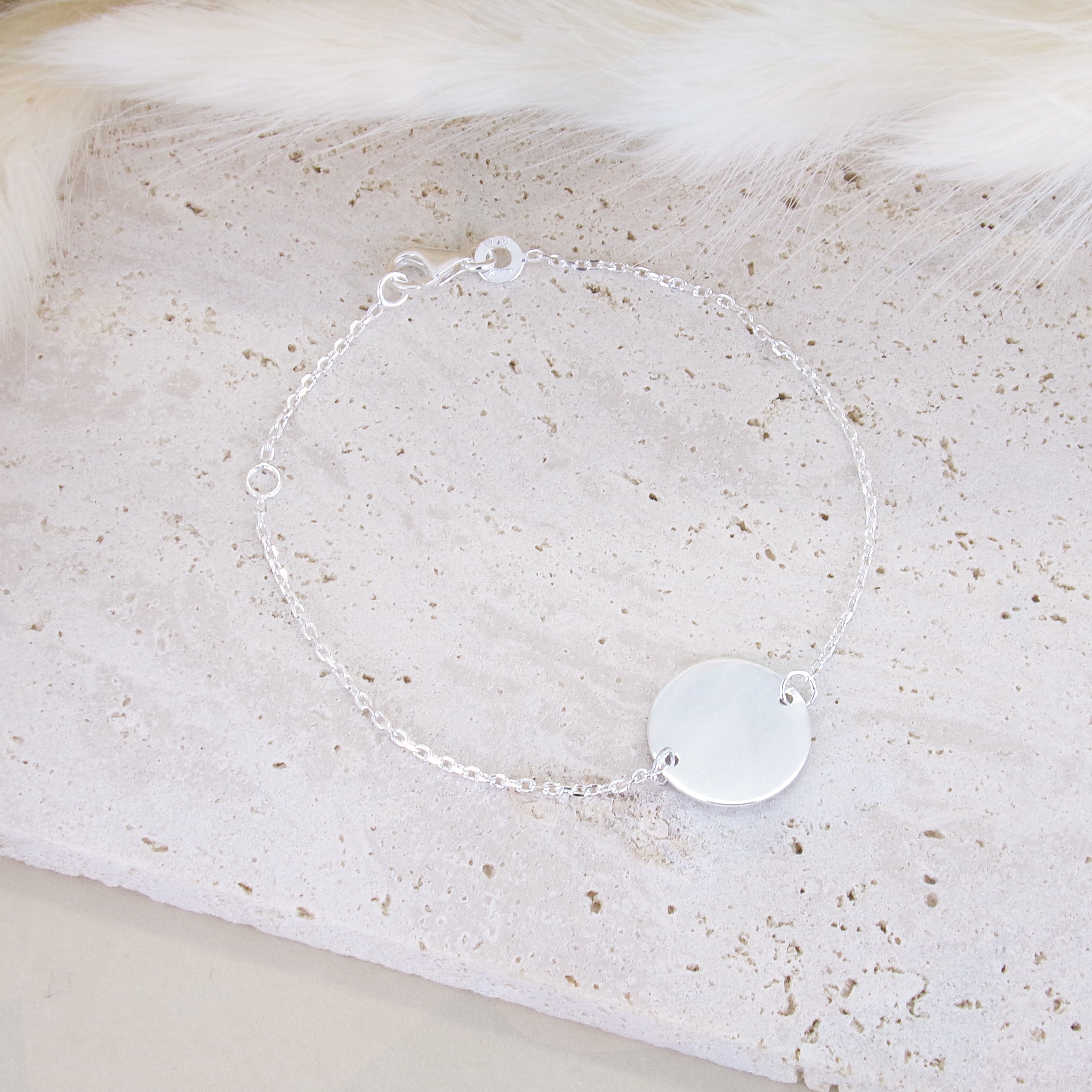 Bracelet Zaria en argent 925 rhodié, médaille lisse gravable, ajustable, bijou raffiné et personnalisable Joyamada.