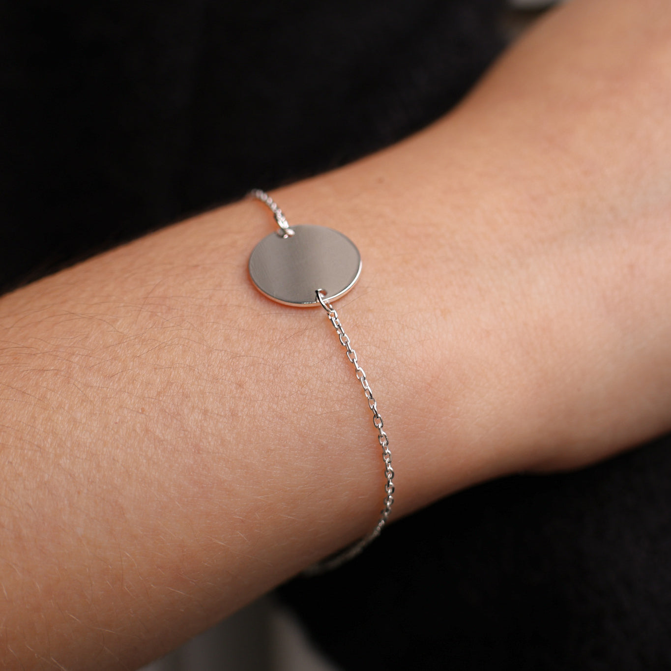 Bracelet Zaria en argent 925 rhodié, médaille lisse gravable, ajustable, bijou raffiné et personnalisable Joyamada.