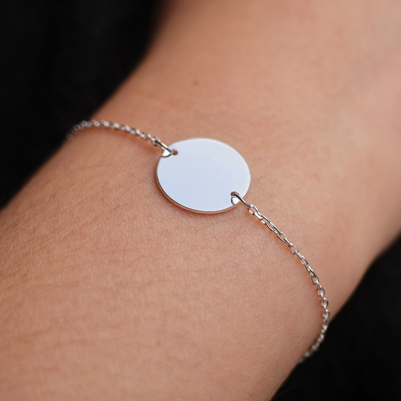 Bracelet Zaria en argent 925 rhodié, médaille lisse gravable, ajustable, bijou raffiné et personnalisable Joyamada.