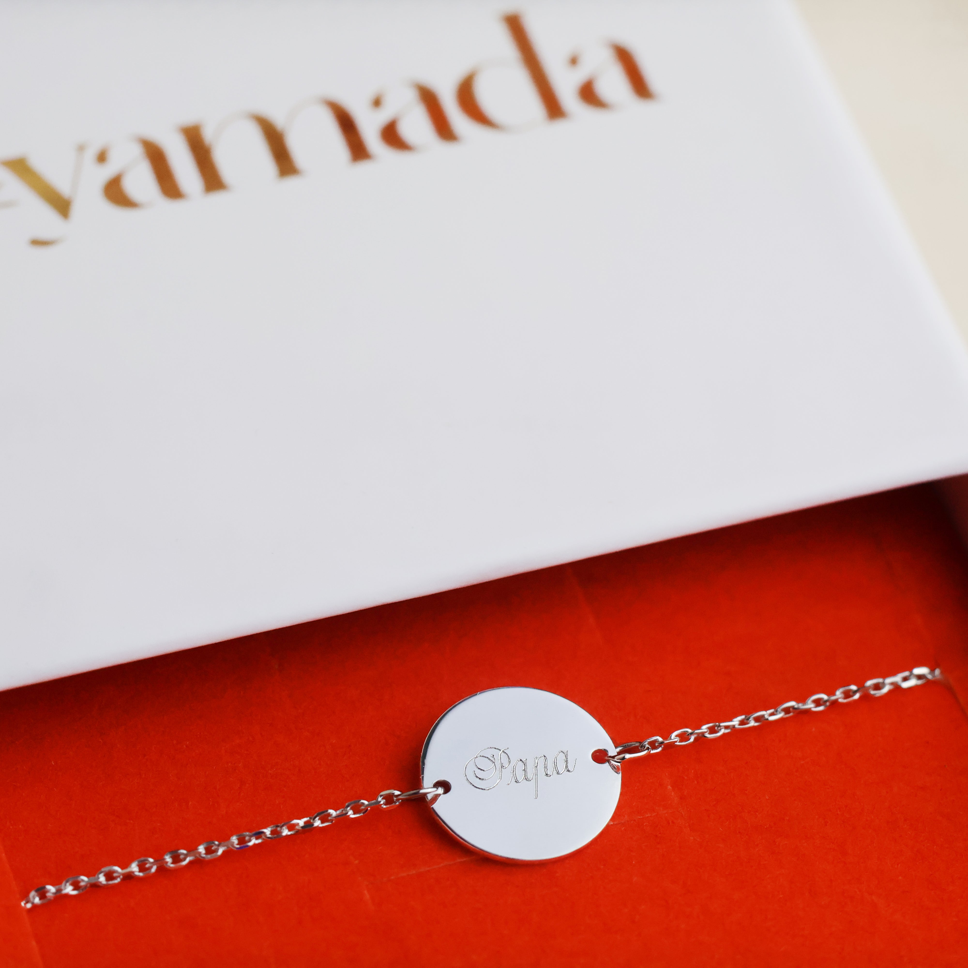 Bracelet Zaria en argent 925 rhodié, médaille lisse gravable, ajustable, bijou raffiné et personnalisable Joyamada.