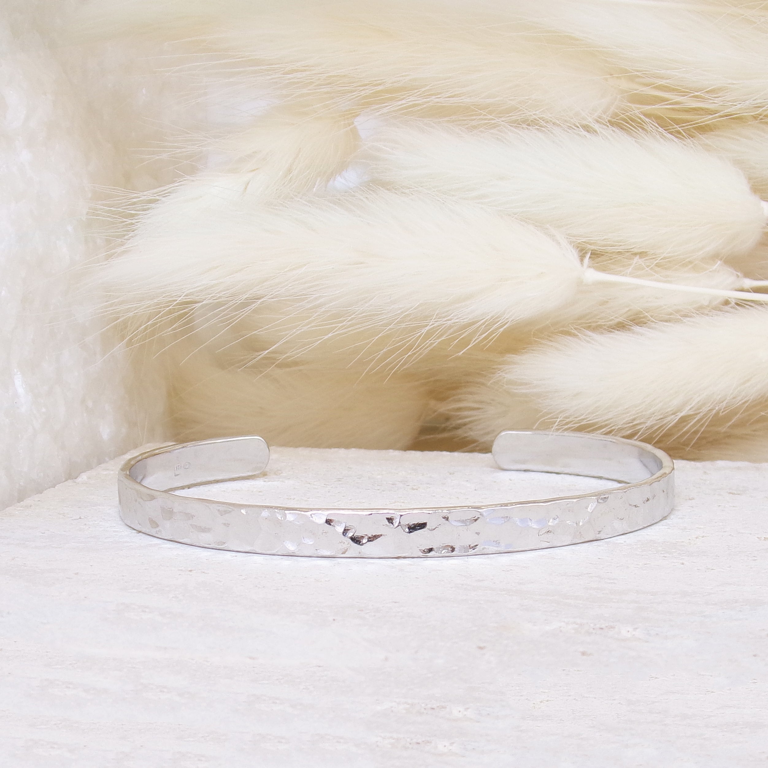 Bracelet jonc Nala en argent 925, finition martelée, intérieur lisse, bijou élégant et lumineux Joyamada.