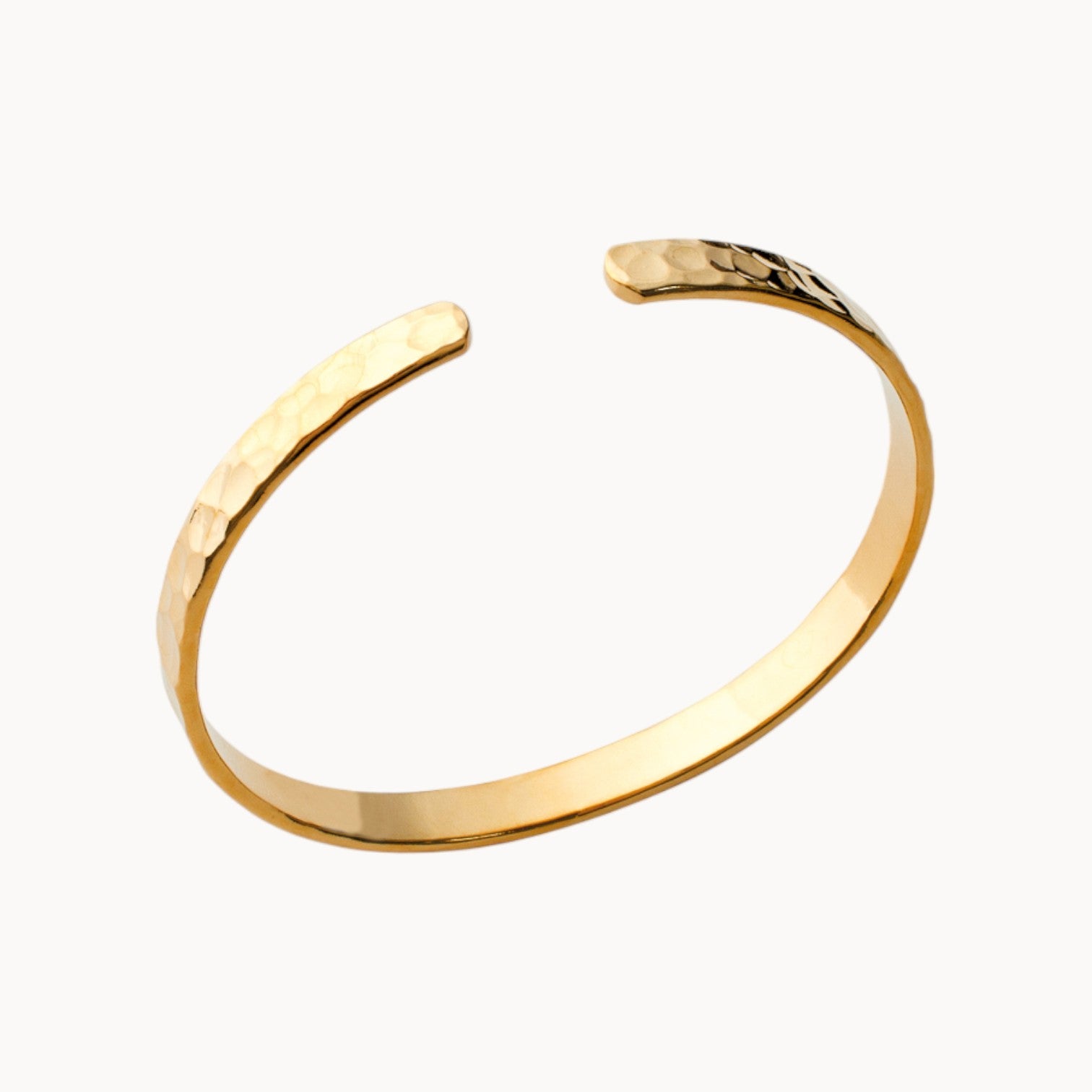 Bracelet jonc Nala en plaqué or 18K, finition martelée, intérieur lisse, bijou élégant et lumineux Joyamada.