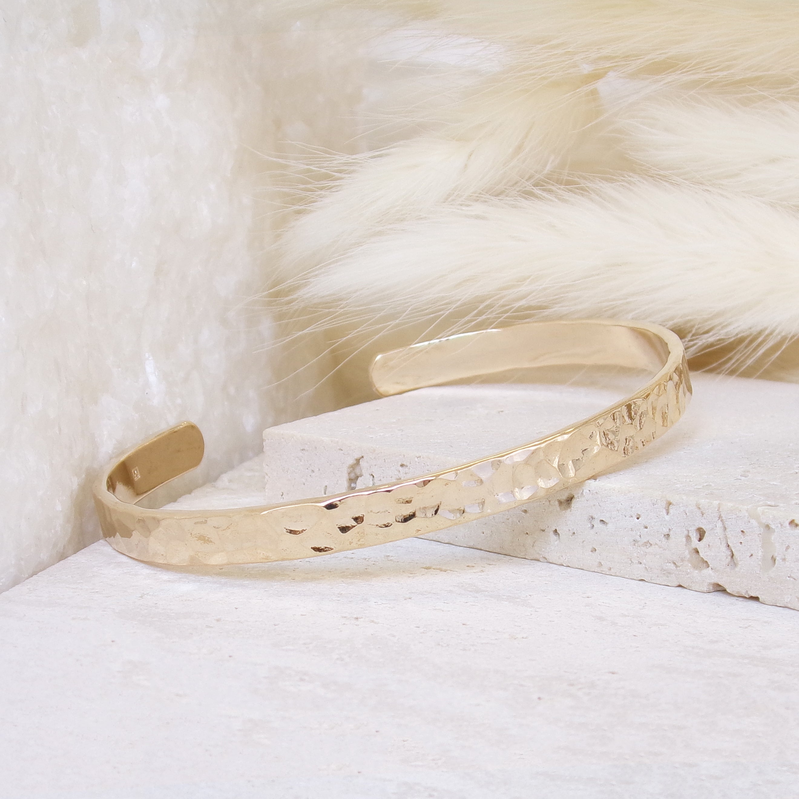 Bracelet jonc Nala en plaqué or 18K, finition martelée, intérieur lisse, bijou élégant et lumineux Joyamada.