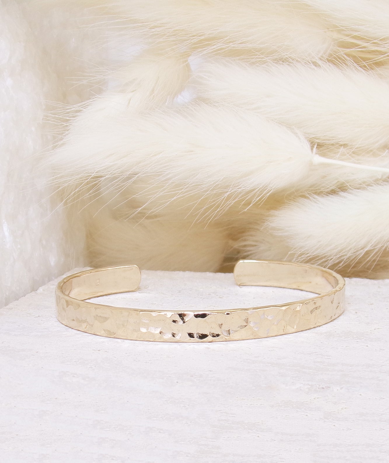 Bracelet jonc Nala en plaqué or 18K, finition martelée, intérieur lisse, bijou élégant et lumineux Joyamada.