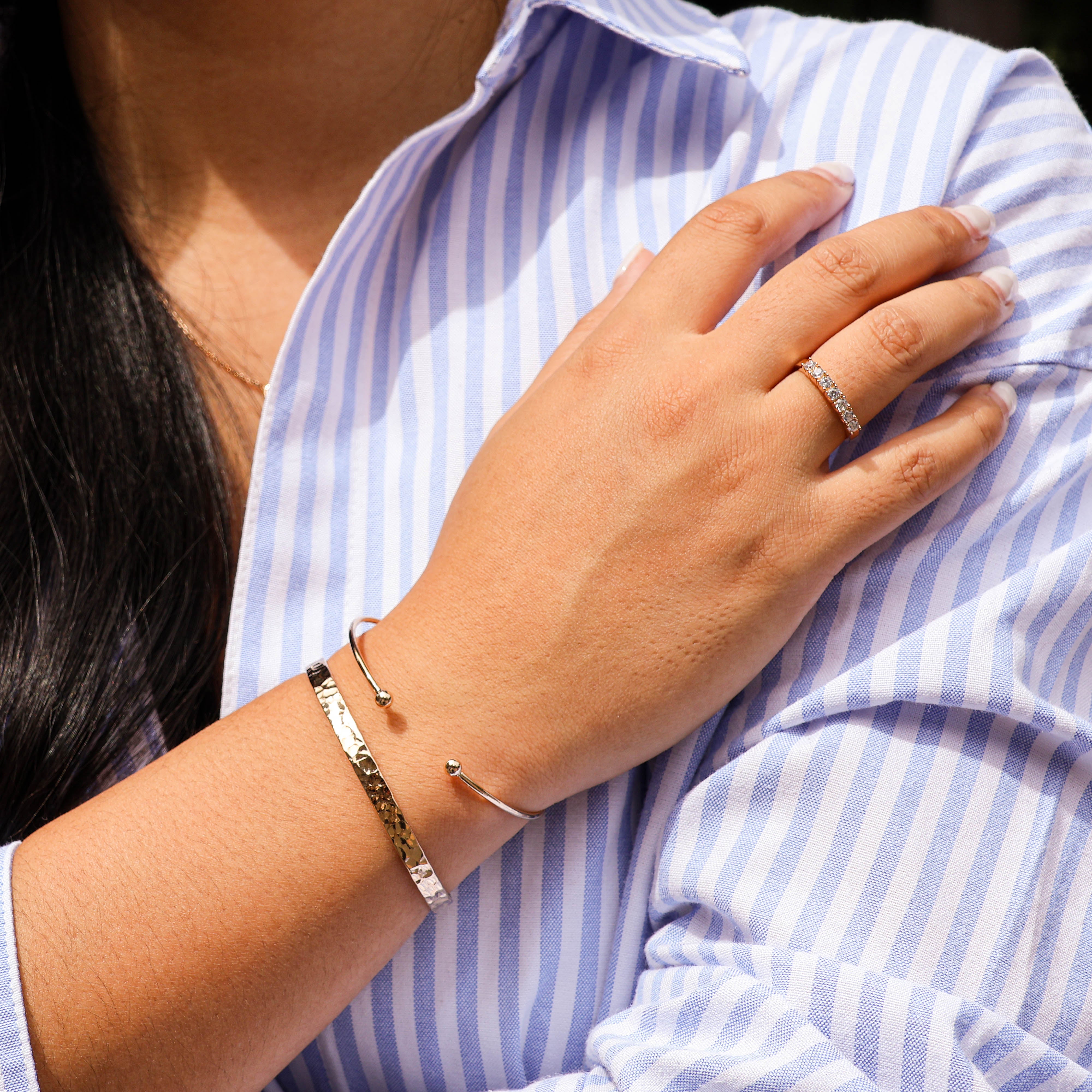 Bracelet jonc Nala en plaqué or 18K, finition martelée, intérieur lisse, bijou élégant et lumineux Joyamada.