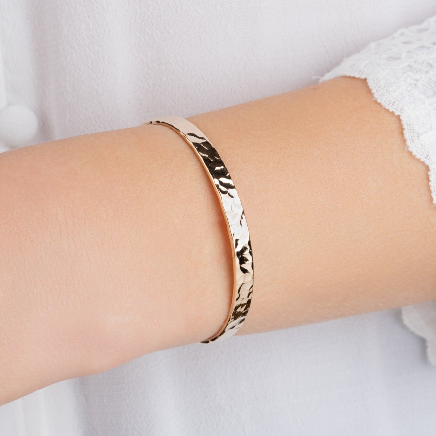 Bracelet jonc Nala en plaqué or 18K, finition martelée, intérieur lisse, bijou élégant et lumineux Joyamada.