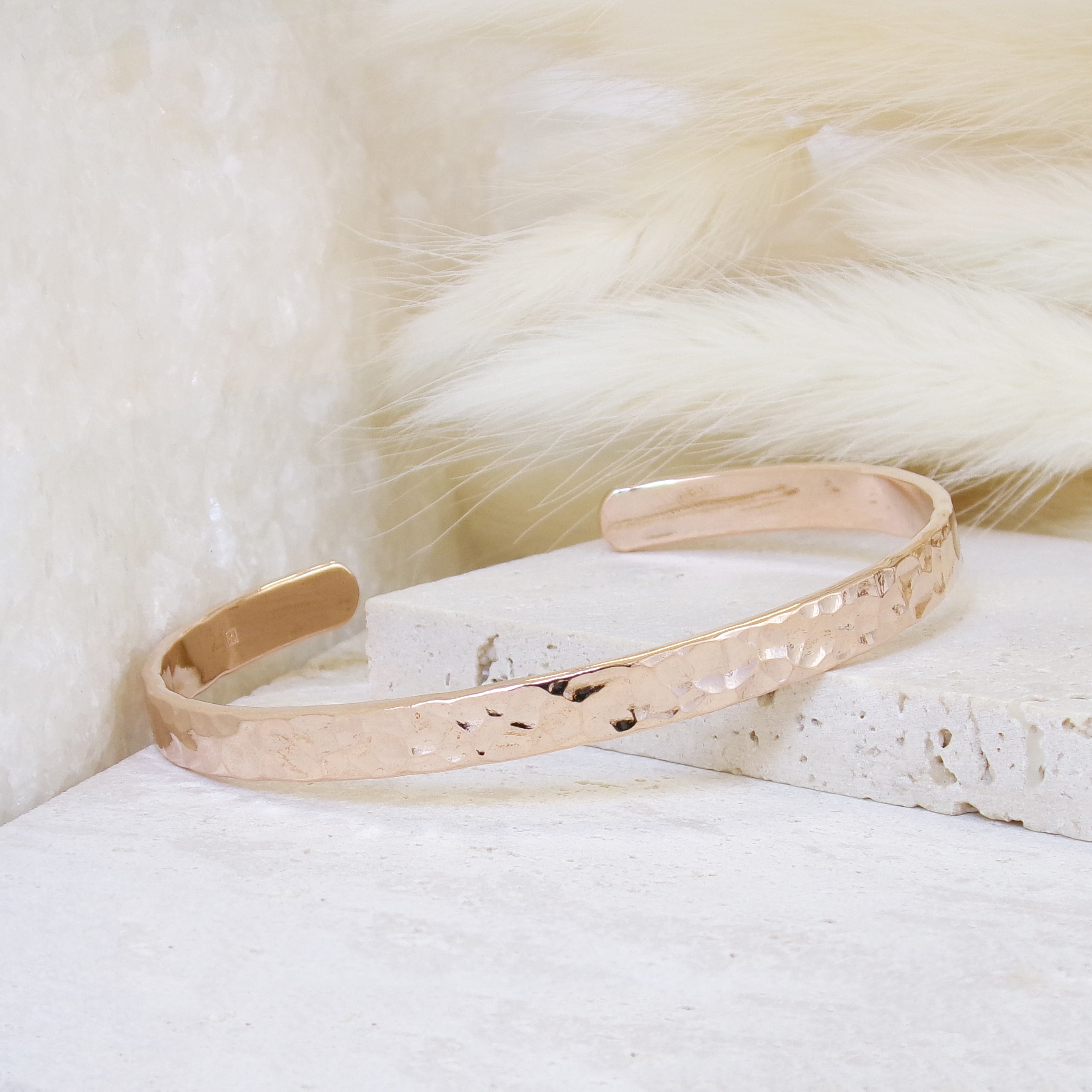 Bracelet jonc Nala en plaqué or rose 18K, finition martelée, intérieur lisse, bijou élégant et lumineux Joyamada.