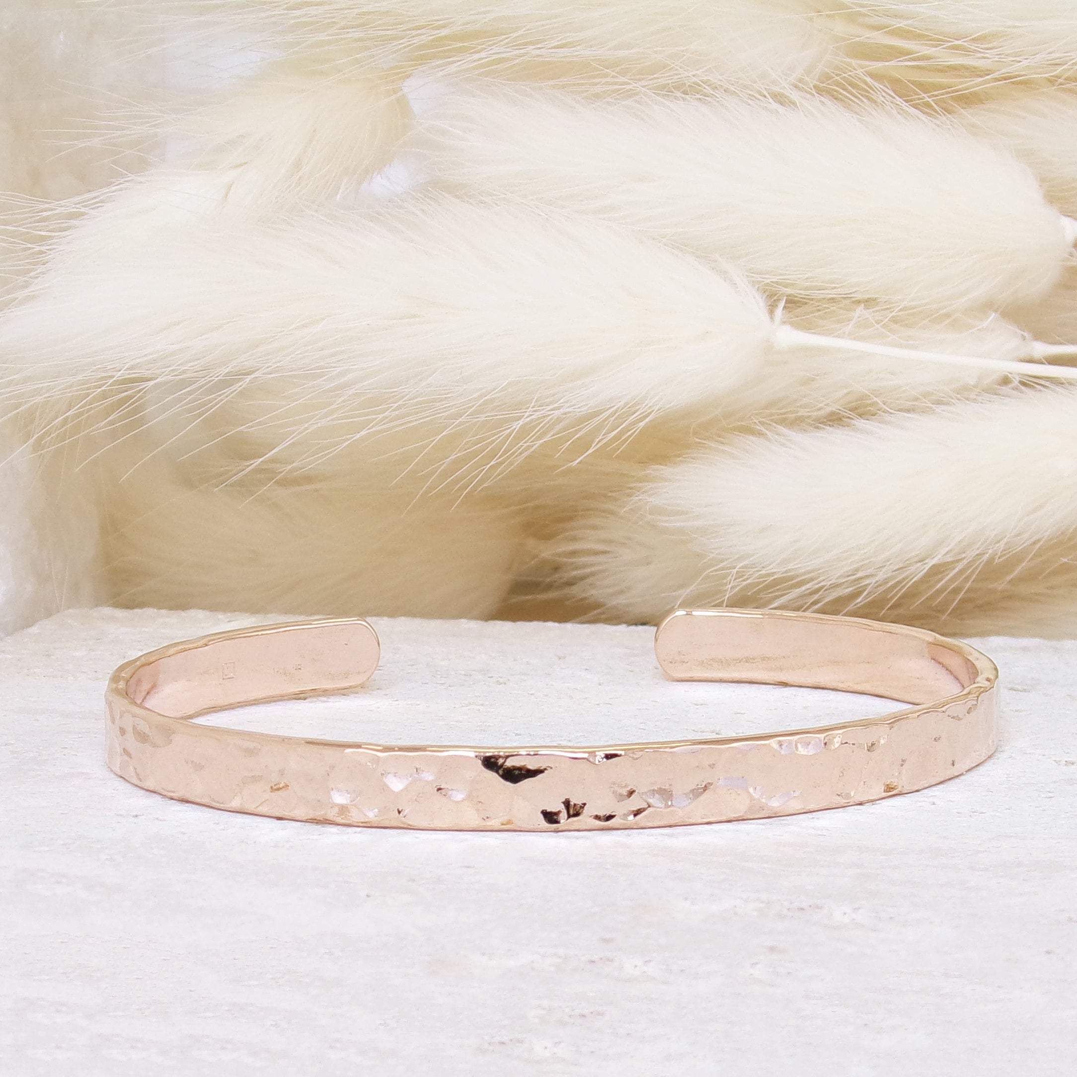 Bracelet jonc Nala en plaqué or rose 18K, finition martelée, intérieur lisse, bijou élégant et lumineux Joyamada.