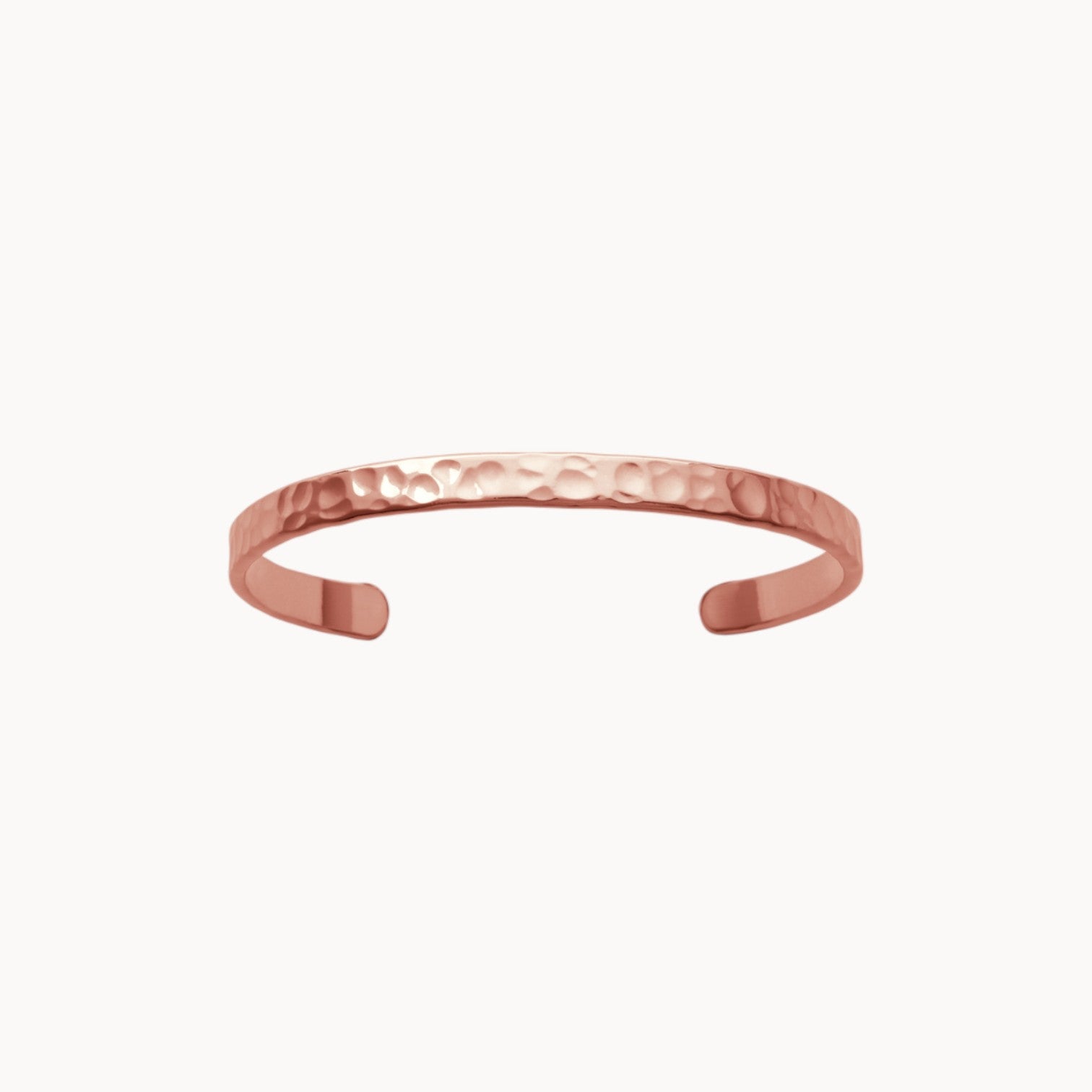 Bracelet jonc Nala en plaqué or rose 18K, finition martelée, intérieur lisse, bijou élégant et lumineux Joyamada.