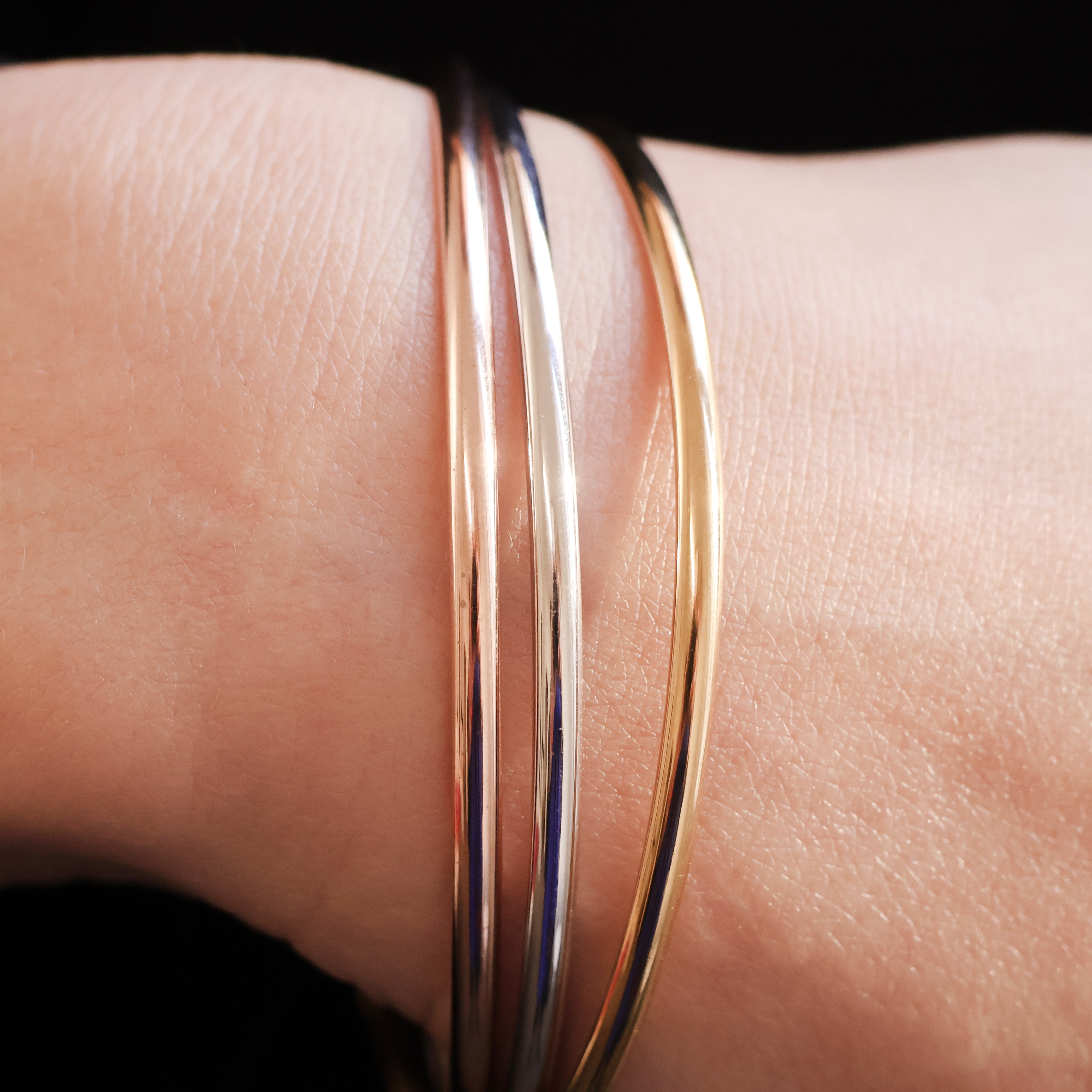 Set de 3 joncs entrelacés Santa en plaqué or 18 carats – Un indispensable alliant élégance et modernité avec ses trois tons : or jaune, or rose et argenté (plaqué or 18 carats rhodié). Un design intemporel parfait pour sublimer votre poignet avec finesse. Diamètre 66 mm, largeur de chaque jonc 3mm. Conçu en laiton avec un placage 3 microns et poinçon garantissant qualité et durabilité.