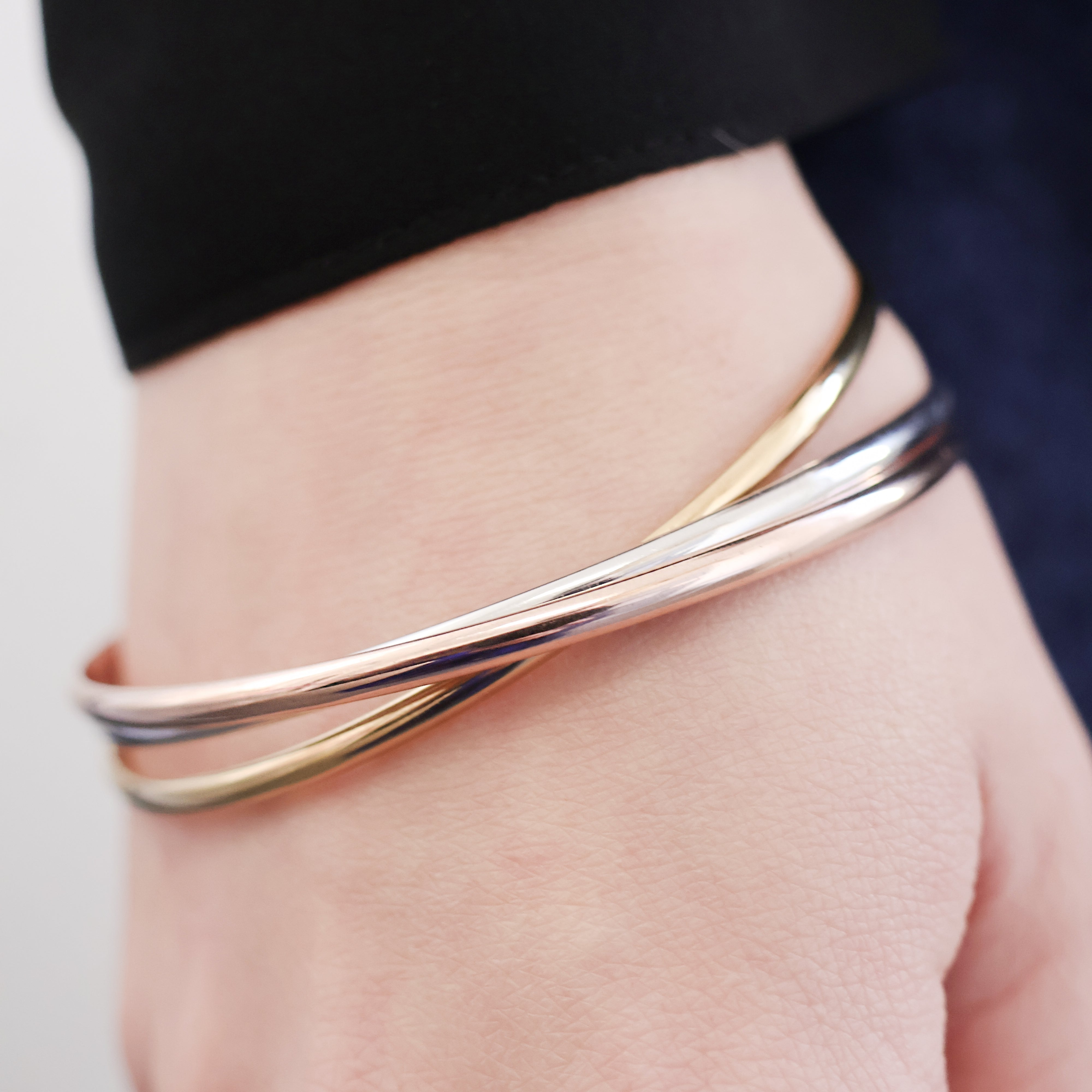 Set de 3 joncs entrelacés Santa en plaqué or 18 carats – Un indispensable alliant élégance et modernité avec ses trois tons : or jaune, or rose et argenté (plaqué or 18 carats rhodié). Un design intemporel parfait pour sublimer votre poignet avec finesse. Diamètre 66 mm, largeur de chaque jonc 3mm. Conçu en laiton avec un placage 3 microns et poinçon garantissant qualité et durabilité.