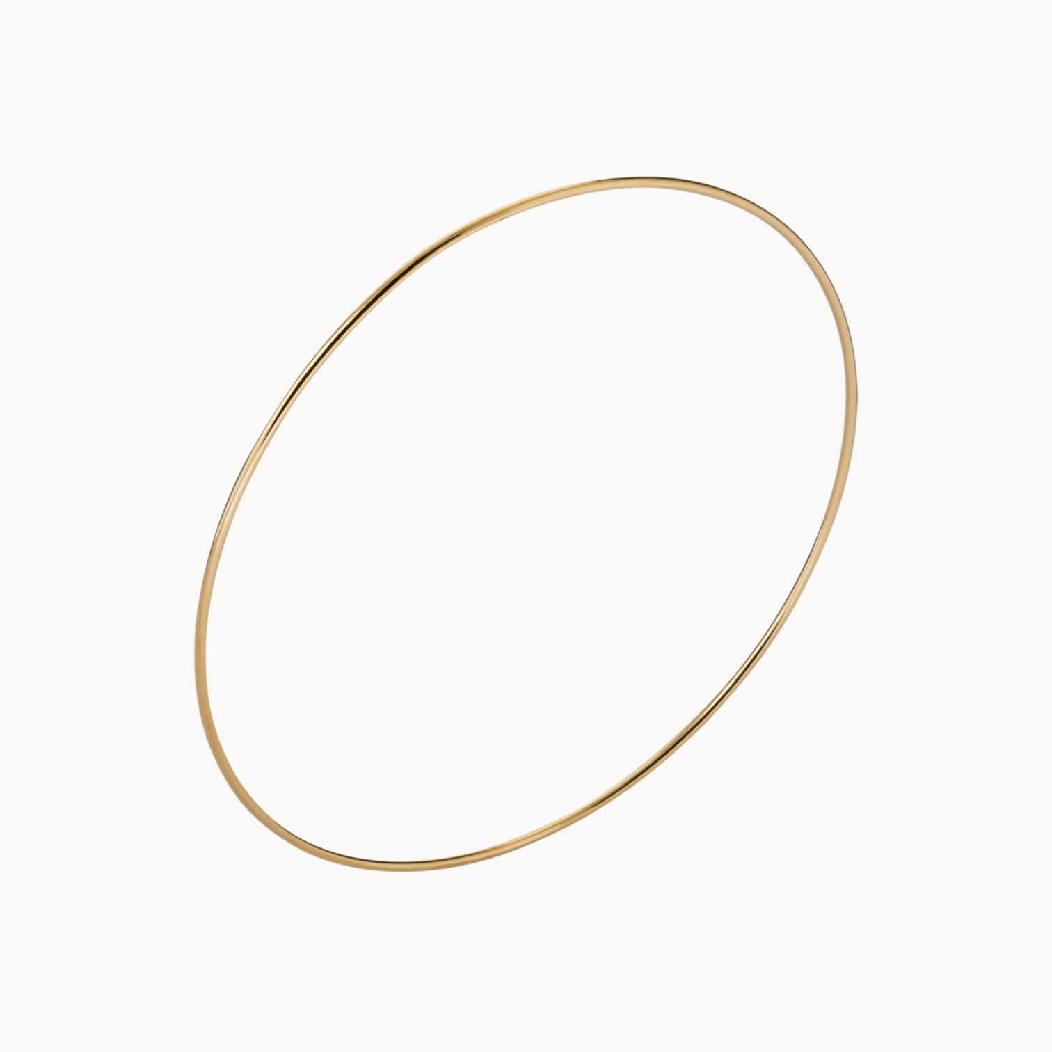 Bracelet jonc Bruna en plaqué or 18K, finition lisse, design arrondi, bijou élégant et lumineux Joyamada.