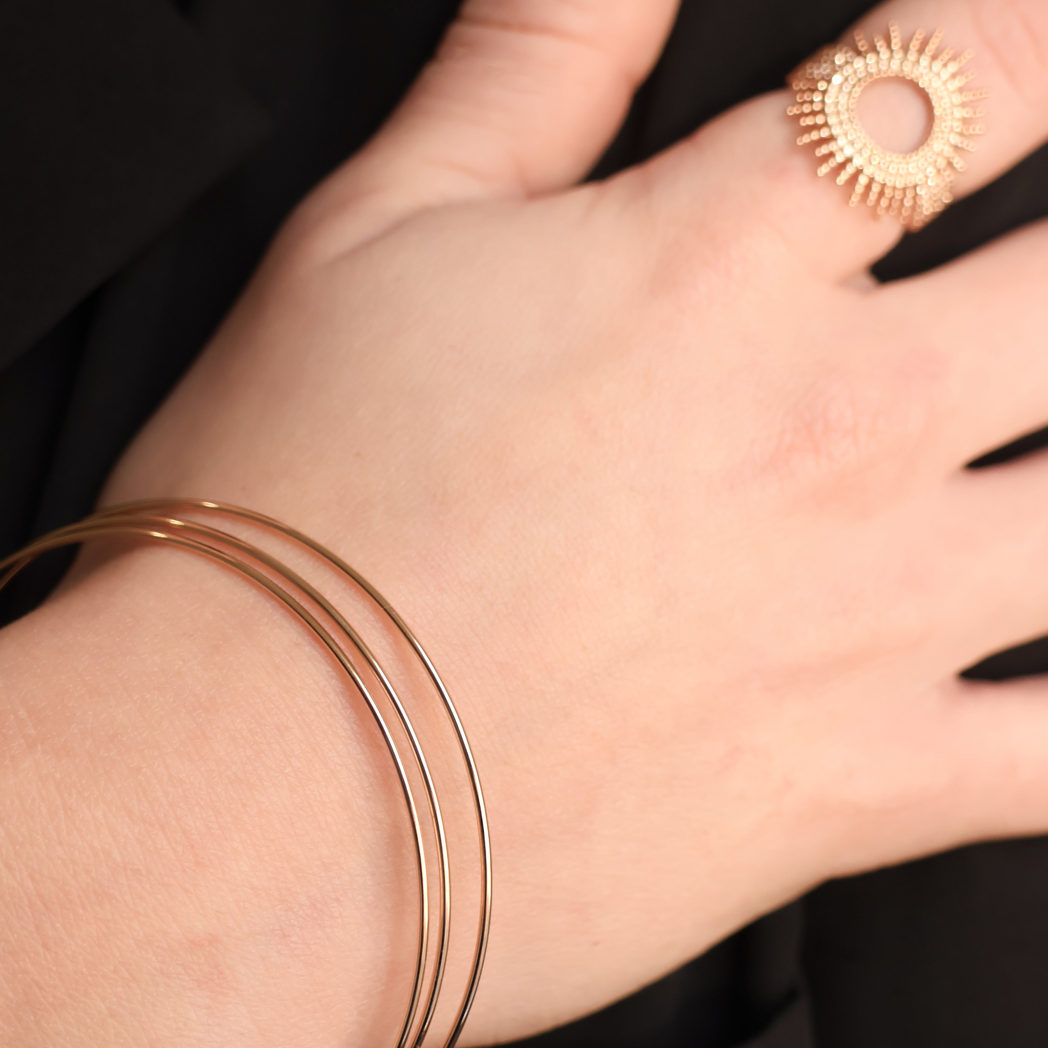 Bracelet Bruna en plaqué or 18 carats – Jonc élégant avec finition lisse et arrondie à l'extérieur, apportant une touche lumineuse à vos tenues. Son design raffiné souligne votre style avec finesse. Diamètre 62 mm, conçu en laiton avec un placage 3 microns et poinçon garantissant qualité et durabilité.