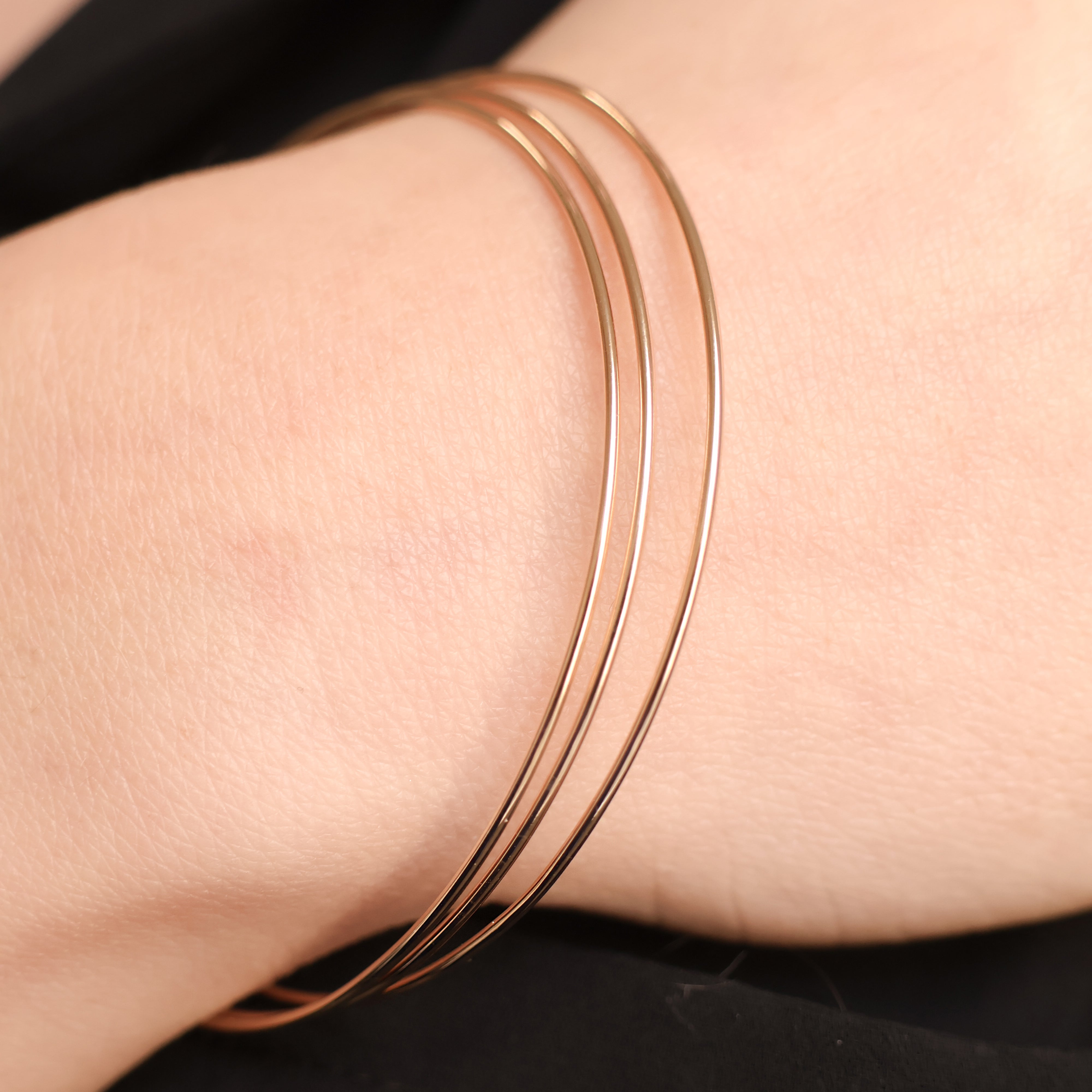 Bracelet Bruna en plaqué or 18 carats – Jonc élégant avec finition lisse et arrondie à l'extérieur, apportant une touche lumineuse à vos tenues. Son design raffiné souligne votre style avec finesse. Diamètre 62 mm, conçu en laiton avec un placage 3 microns et poinçon garantissant qualité et durabilité.