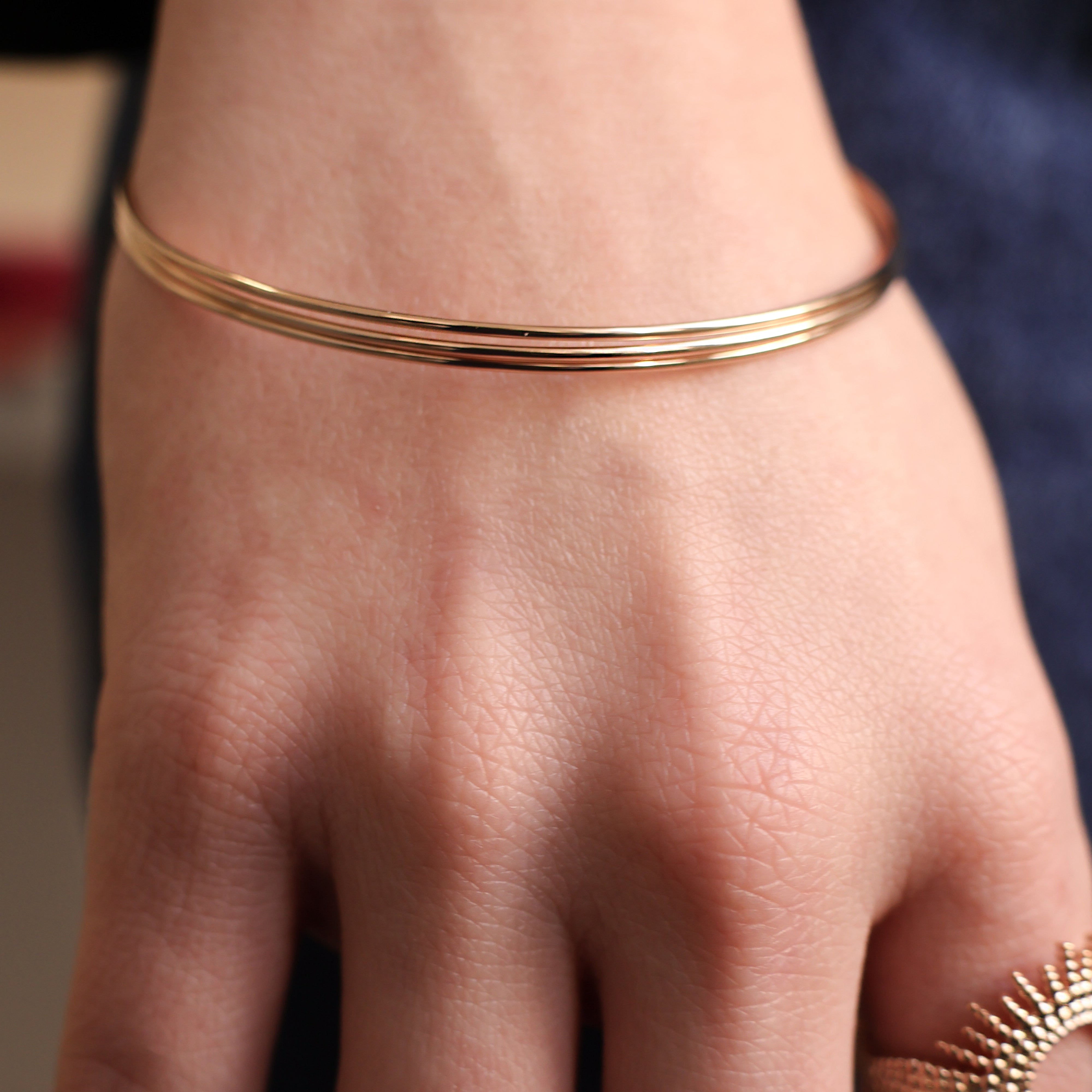 Bracelet Bruna en plaqué or 18 carats – Jonc élégant avec finition lisse et arrondie à l'extérieur, apportant une touche lumineuse à vos tenues. Son design raffiné souligne votre style avec finesse. Diamètre 62 mm, conçu en laiton avec un placage 3 microns et poinçon garantissant qualité et durabilité.