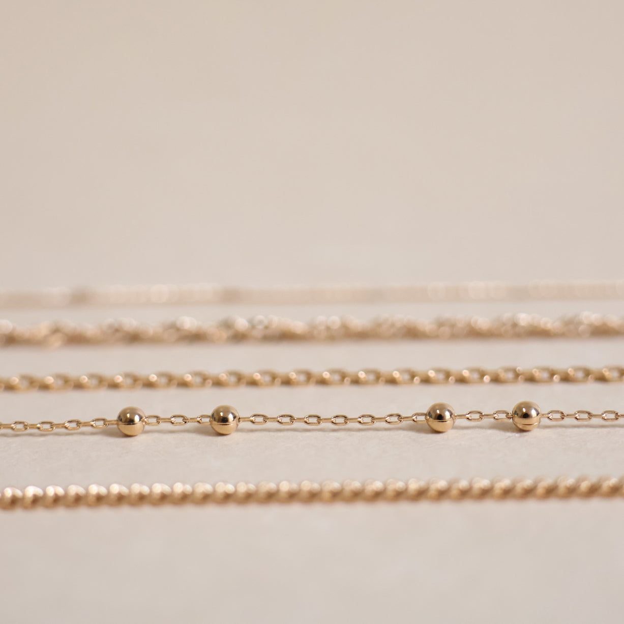 Mikadi beaded chain necklace forcat stitch gold-plated