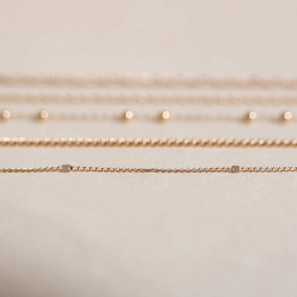 Kesia chain flat beads forcat mesh gold-plated