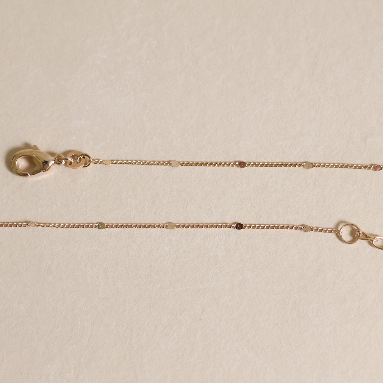 Kesia chain flat beads forcat mesh gold-plated