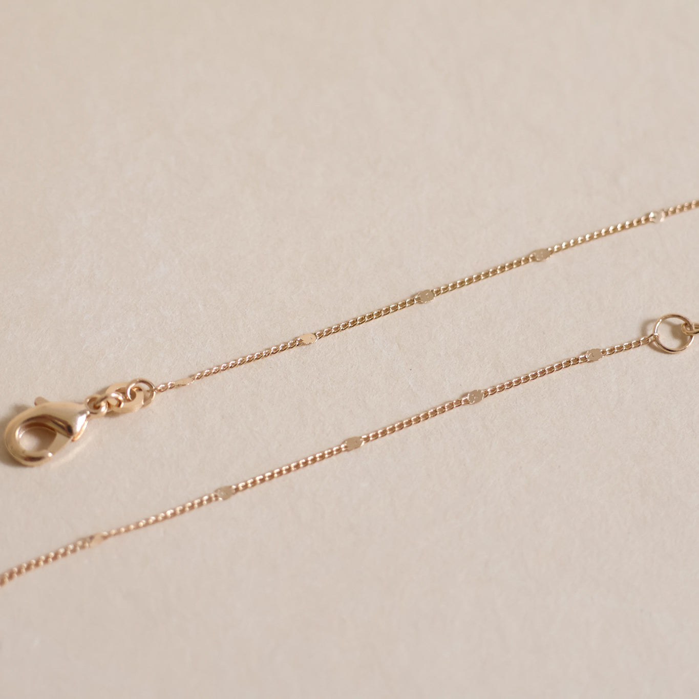 Kesia chain flat beads forcat mesh gold-plated