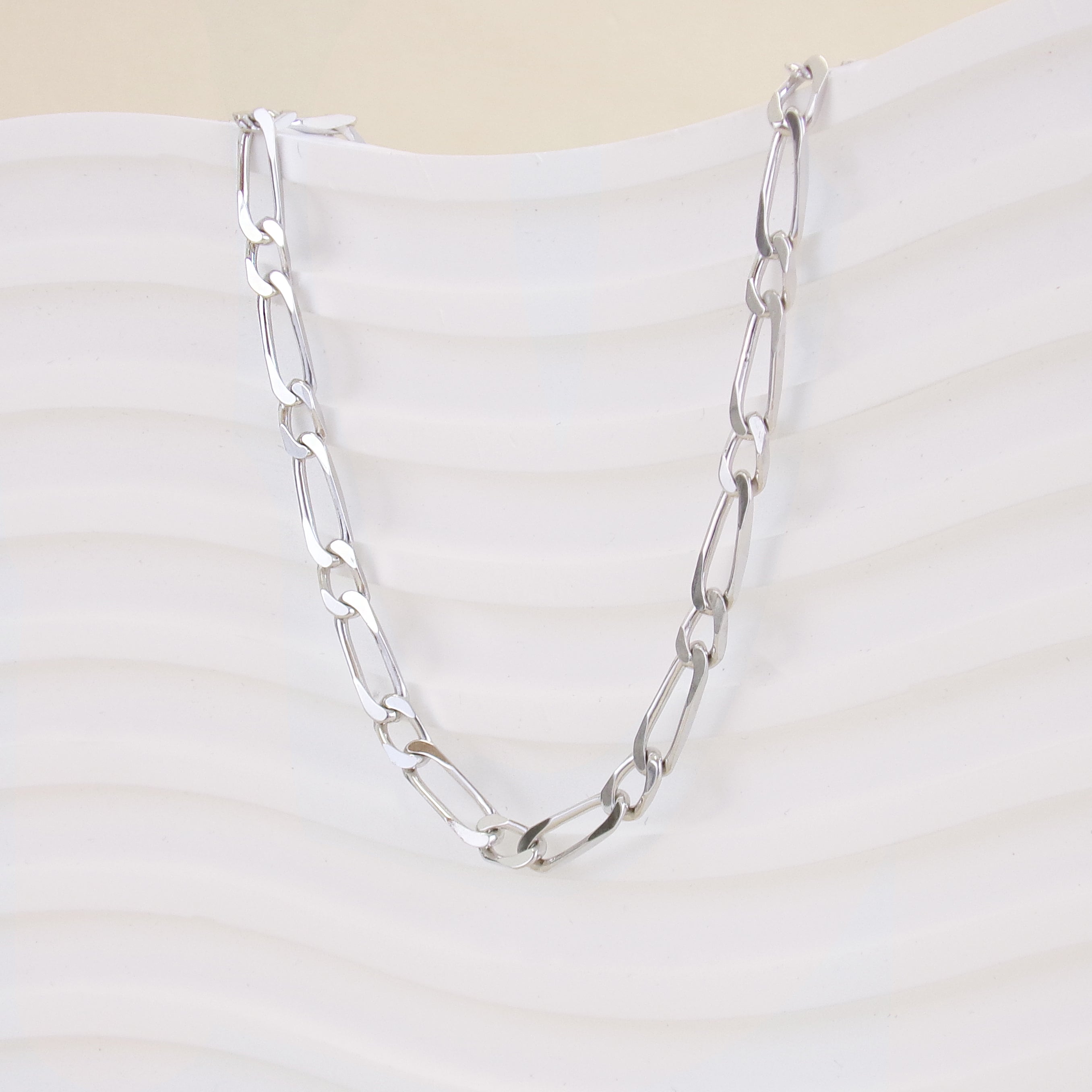 Chaîne en argent 925 rhodié, bijou unisexe à mailles plates, indémodable et minimaliste.