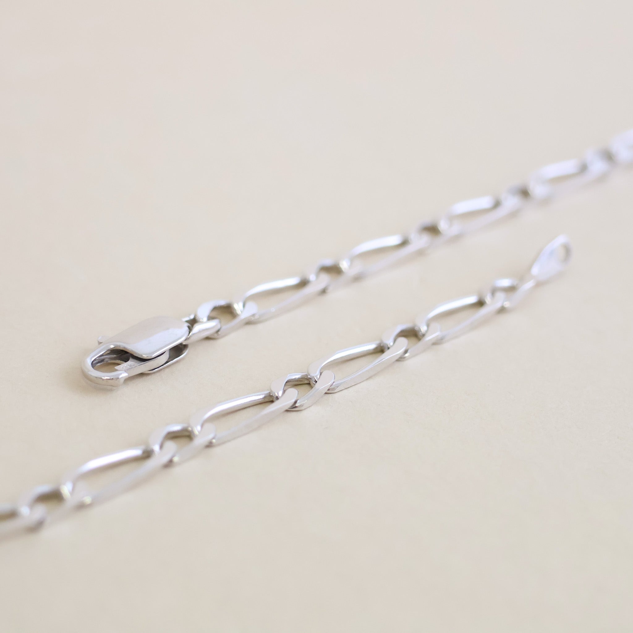 Chaîne en argent 925 rhodié, bijou unisexe à mailles plates, indémodable et minimaliste.