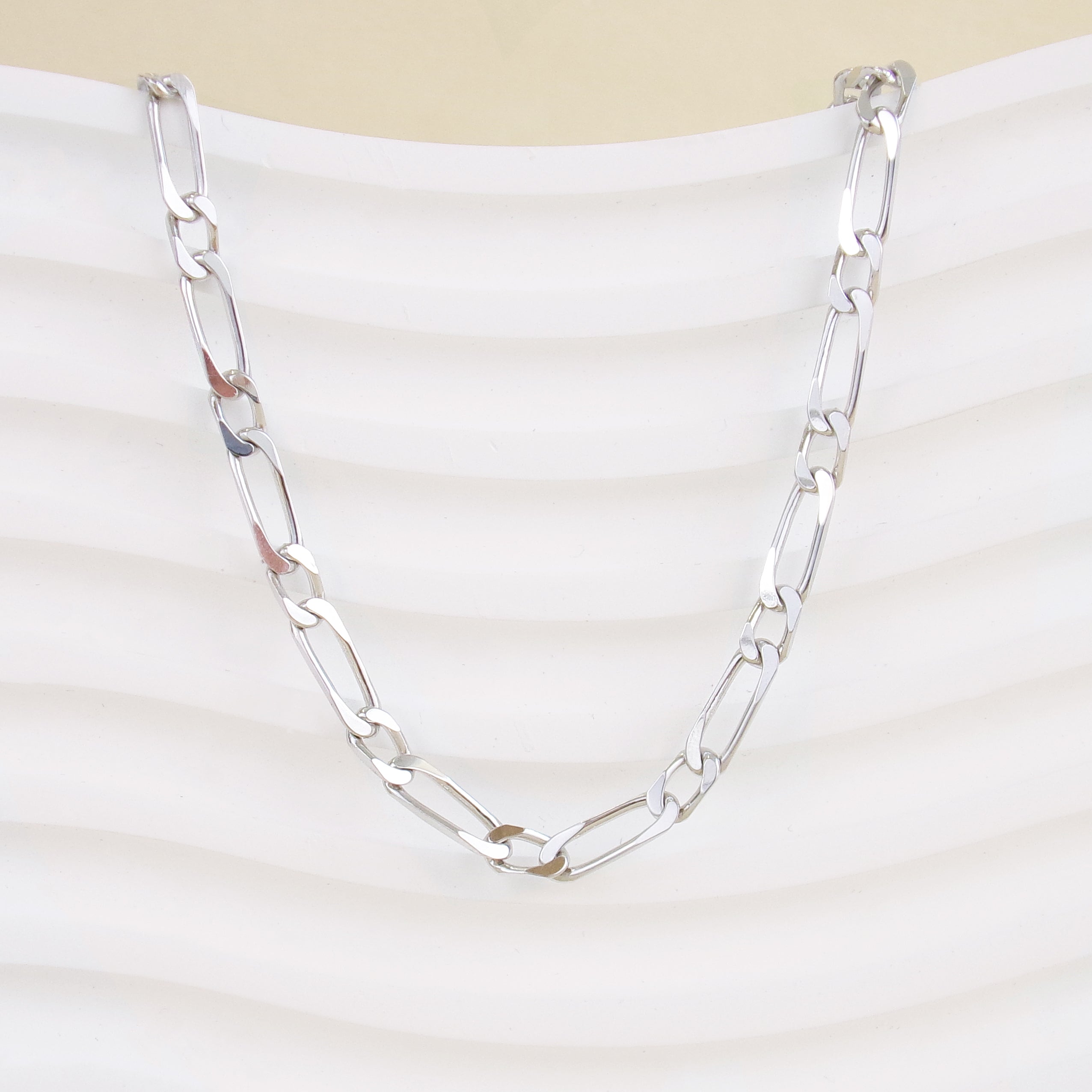 Chaîne en argent 925 rhodié, bijou unisexe à mailles plates, indémodable et minimaliste.