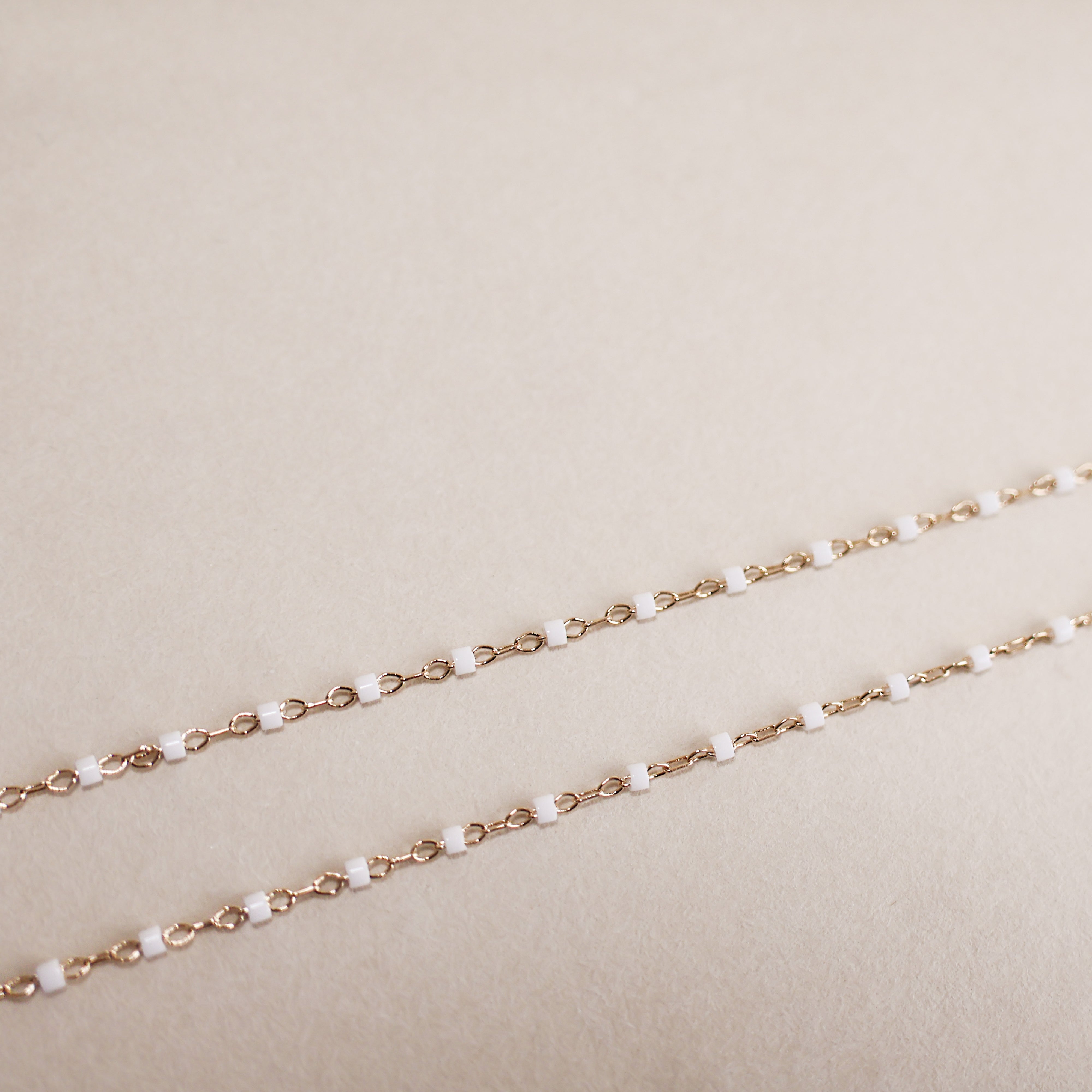 Chaîne Amaya en plaqué or 18K, perles Miyuki blanches, 45 cm, bijou raffiné, personnalisable, disponible en plusieurs coloris.