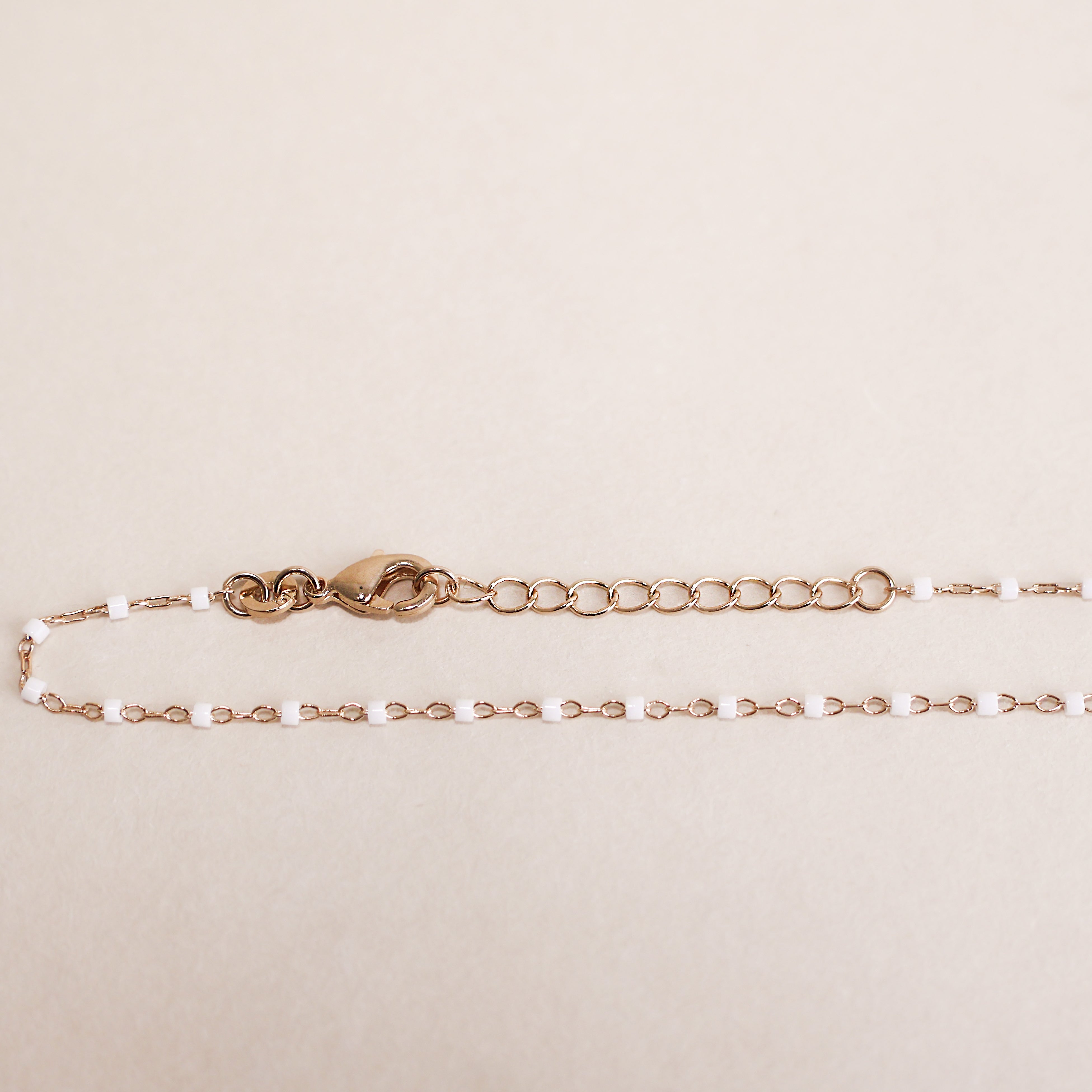 Chaîne Amaya en plaqué or 18K, perles Miyuki blanches, 45 cm, bijou raffiné, personnalisable, disponible en plusieurs coloris.