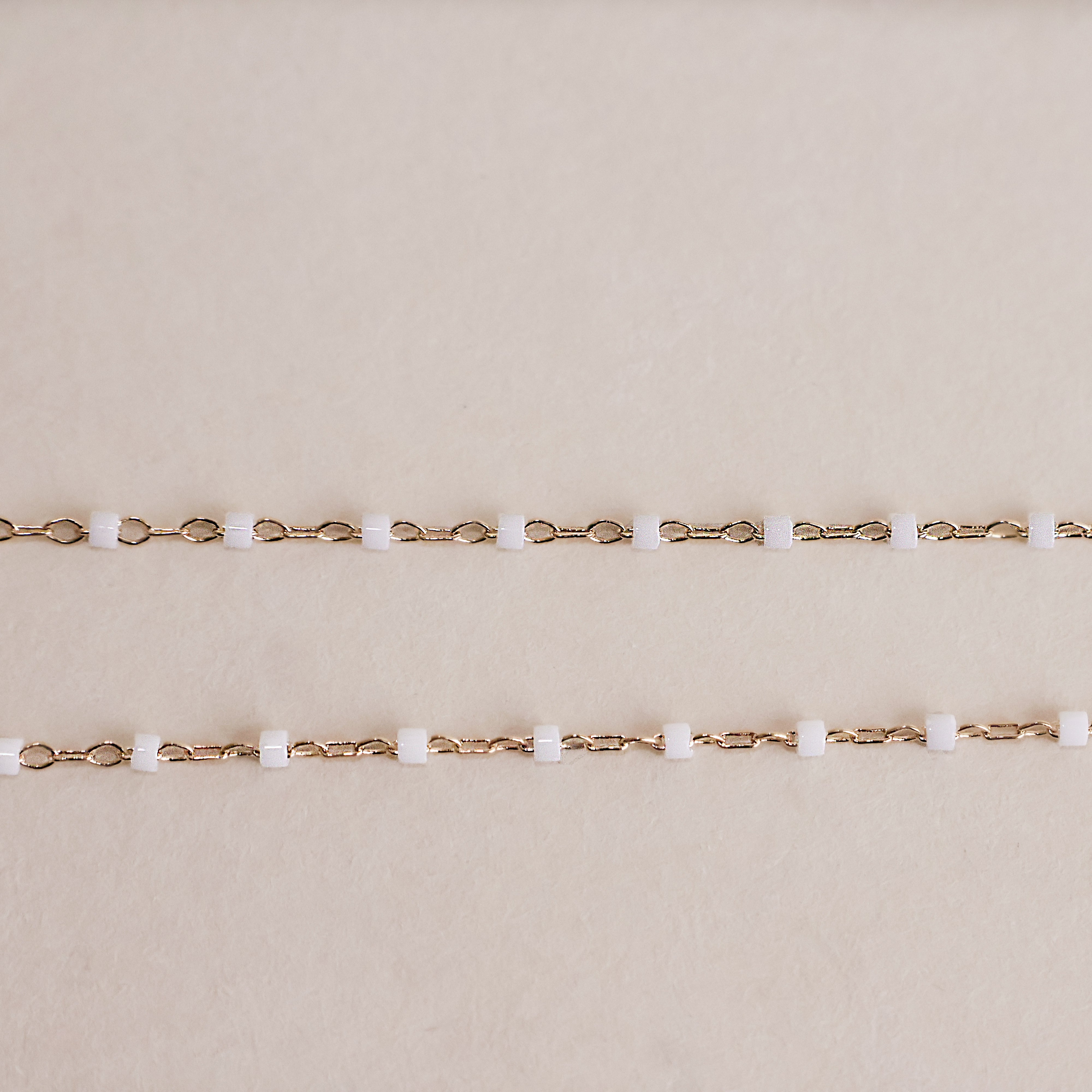 Chaîne Amaya en plaqué or 18K, perles Miyuki blanches, 45 cm, bijou raffiné, personnalisable, disponible en plusieurs coloris.